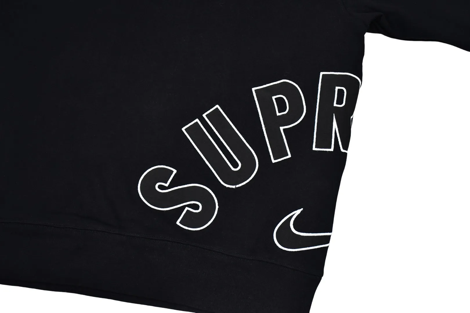 S554💰p290 Top version Supreme Nike Arc Crewneck co-branded embroidered fleece round neck sweatshirt. For those of us who focus on top Supreme, this sweatshirt is naturally available at our fingertips. ZP purchase and pattern making operation 1. Fabric: ZP test, custom weaving and dyeing, pure cotton 460G plus velvet main fabric, horizontal cutting, side stitching 520G 2X2 thread 2. Embroidery: embroidery equipment Behringer BEKS-Y924 machine is used (a level higher than Tajima embroidery machine). The thickness, saturation and size of the embroidery are all consistent. 3. Sewing process: Four-needle and six-thread boneless splicing technology is used in twelve places on the whole garment. Processed by a senior foreign trade factory (cannot be done by ordinary factories) 4. Hem and cuffs: all use 520G non-elastic threads (low-end goods use elastic threads, causing the hem and cuffs to appear wavy) 5. Customized ZP main label/wash water label/tag/packaging bag (equipped with extra large thickened handbag) Size: S~XL