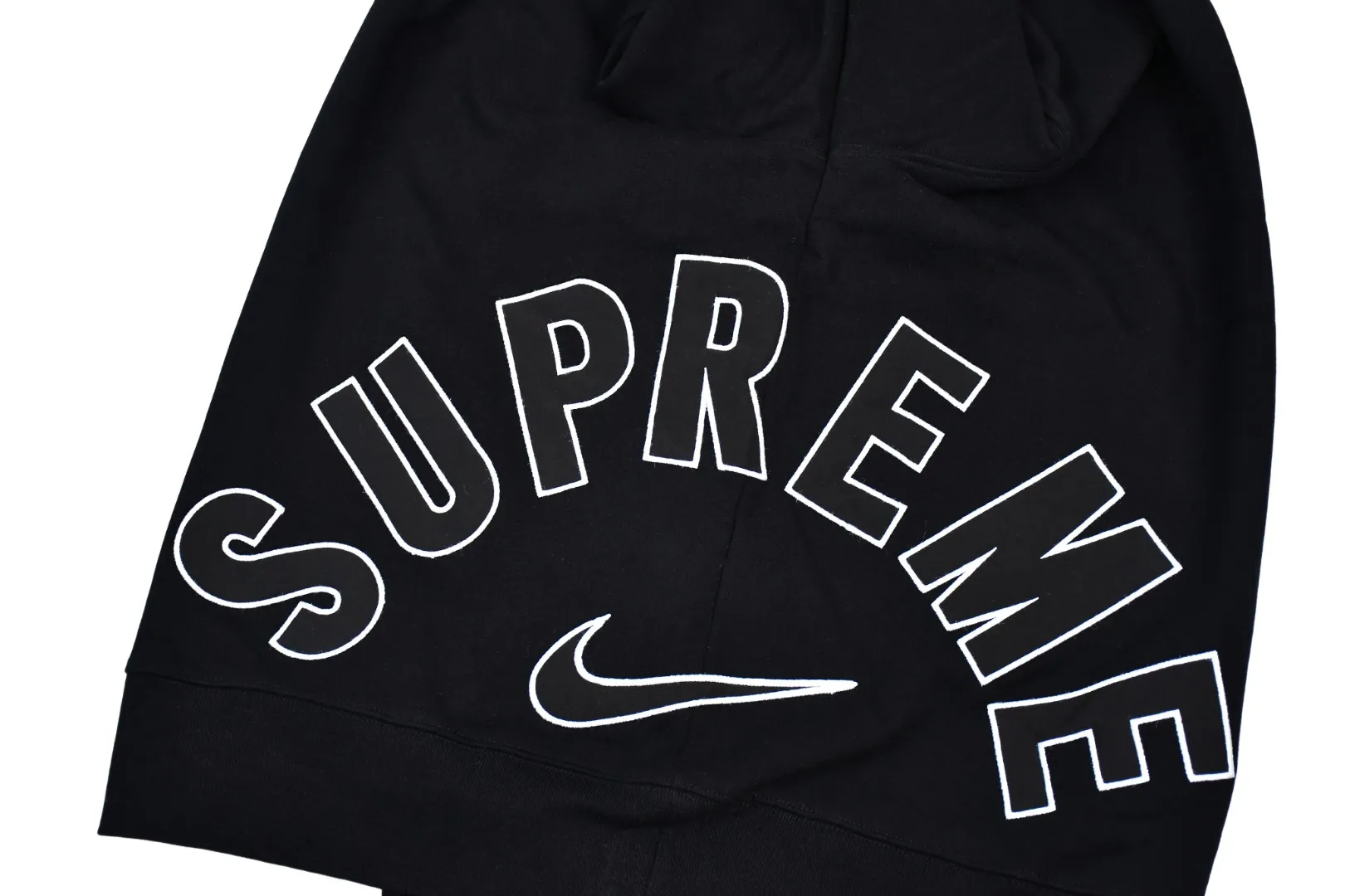 S554💰p290 Top version Supreme Nike Arc Crewneck co-branded embroidered fleece round neck sweatshirt. For those of us who focus on top Supreme, this sweatshirt is naturally available at our fingertips. ZP purchase and pattern making operation 1. Fabric: ZP test, custom weaving and dyeing, pure cotton 460G plus velvet main fabric, horizontal cutting, side stitching 520G 2X2 thread 2. Embroidery: embroidery equipment Behringer BEKS-Y924 machine is used (a level higher than Tajima embroidery machine). The thickness, saturation and size of the embroidery are all consistent. 3. Sewing process: Four-needle and six-thread boneless splicing technology is used in twelve places on the whole garment. Processed by a senior foreign trade factory (cannot be done by ordinary factories) 4. Hem and cuffs: all use 520G non-elastic threads (low-end goods use elastic threads, causing the hem and cuffs to appear wavy) 5. Customized ZP main label/wash water label/tag/packaging bag (equipped with extra large thickened handbag) Size: S~XL