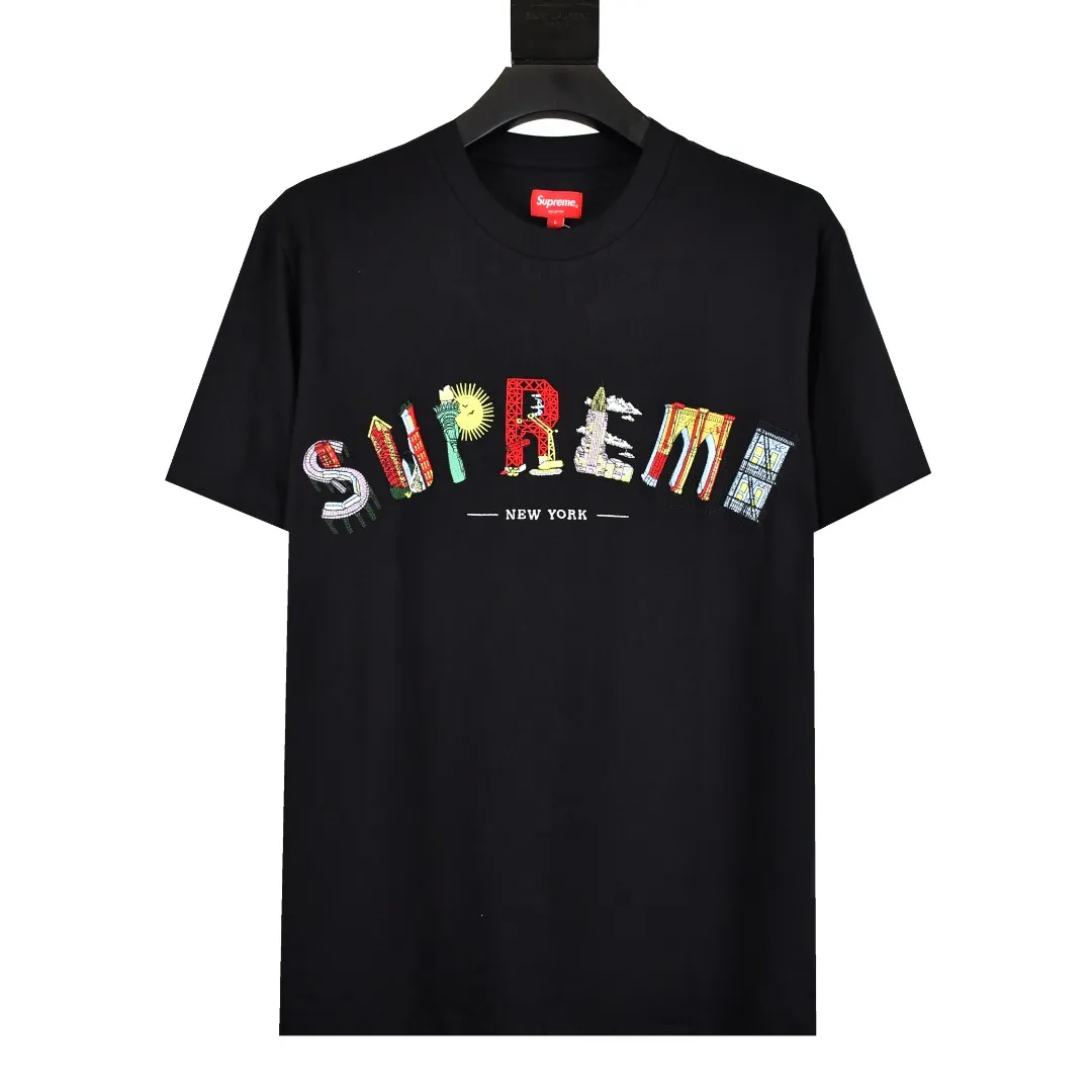 S76💰p150 Top version Supreme 19SS City Arc Tee City architectural embroidery logo curved rainbow short-sleeved T-shirt 1. YB version size Fabric custom-woven and dyed 280g weight 100% cotton 2. Architectural patterns are operated by imported Behringer BEKT-S1501CII 15-color single-head machine. Even if a top-level machine is used, it must be constantly debugged and requires manual supervision, which is time-consuming and labor-intensive and accurate to millimeter-level errors. The letter S stands for: intercity high-speed rail. The letter U stands for: urban office building. The letter P stands for: Torch of the Statue of Liberty. The letter R stands for: construction site building. The letter E stands for: church.