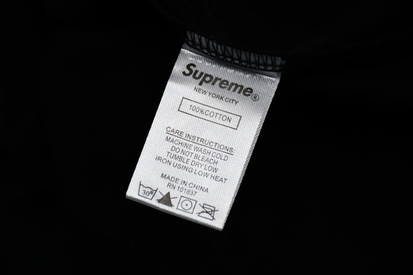 S76💰p150 Top version Supreme 19SS City Arc Tee City architectural embroidery logo curved rainbow short-sleeved T-shirt 1. YB version size Fabric custom-woven and dyed 280g weight 100% cotton 2. Architectural patterns are operated by imported Behringer BEKT-S1501CII 15-color single-head machine. Even if a top-level machine is used, it must be constantly debugged and requires manual supervision, which is time-consuming and labor-intensive and accurate to millimeter-level errors. The letter S stands for: intercity high-speed rail. The letter U stands for: urban office building. The letter P stands for: Torch of the Statue of Liberty. The letter R stands for: construction site building. The letter E stands for: church.