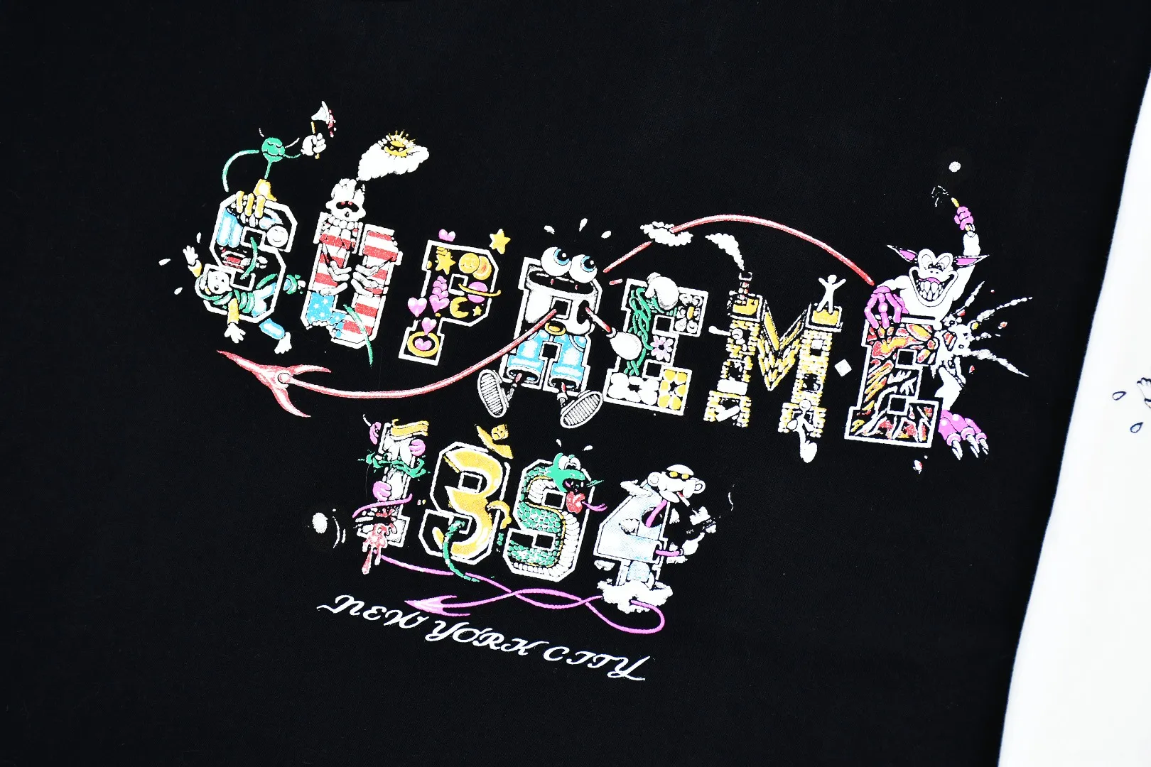 🅿️130 S175 top version Supreme 24ss VARSITY cartoon logo letter printing short-sleeved T-shirt. Refuse to look at pictures to make products. Refuse to compare wrong versions. Use cylinder seamless technology (original technology, there are no stitched bones on the side of the clothes, key points of identification) The fabrics are all custom-woven and dyed, 280g weight, 100% cotton, cylindrical fabric. Cylindrical fabric is a knitted fabric woven with a cylinder loom. The needles are distributed in a cylindrical shape on the fuselage. The gray fabric is a large cylinder, which needs to be opened and shaped before it can be used further. There are no slits on the side of the clothes, so there is no washing label on the side of ordinary short-sleeves. There is only one collar label behind the neck. The printing uses thermosetting ink printing imported from Belgium (different from conventional thermal transfer printing), also known as plastic ink, or self-adhesive ink. Its ingredients are: mainly composed of polyvinyl chloride (PVC) and phthalates. PVC and phthalates, solid color The thermoset ink is composed of a mixture of agents, stabilizers, and thickeners. It is not the digital direct printing advertised on the market. The printing texture of thermoset ink cannot be achieved by digital direct printing. The collar label has a watermark anti-counterfeiting effect, a real anti-counterfeiting layer, a version with a high probability of passing the inspection, and a high probability of passing the original packaging picture. Size：S-XL