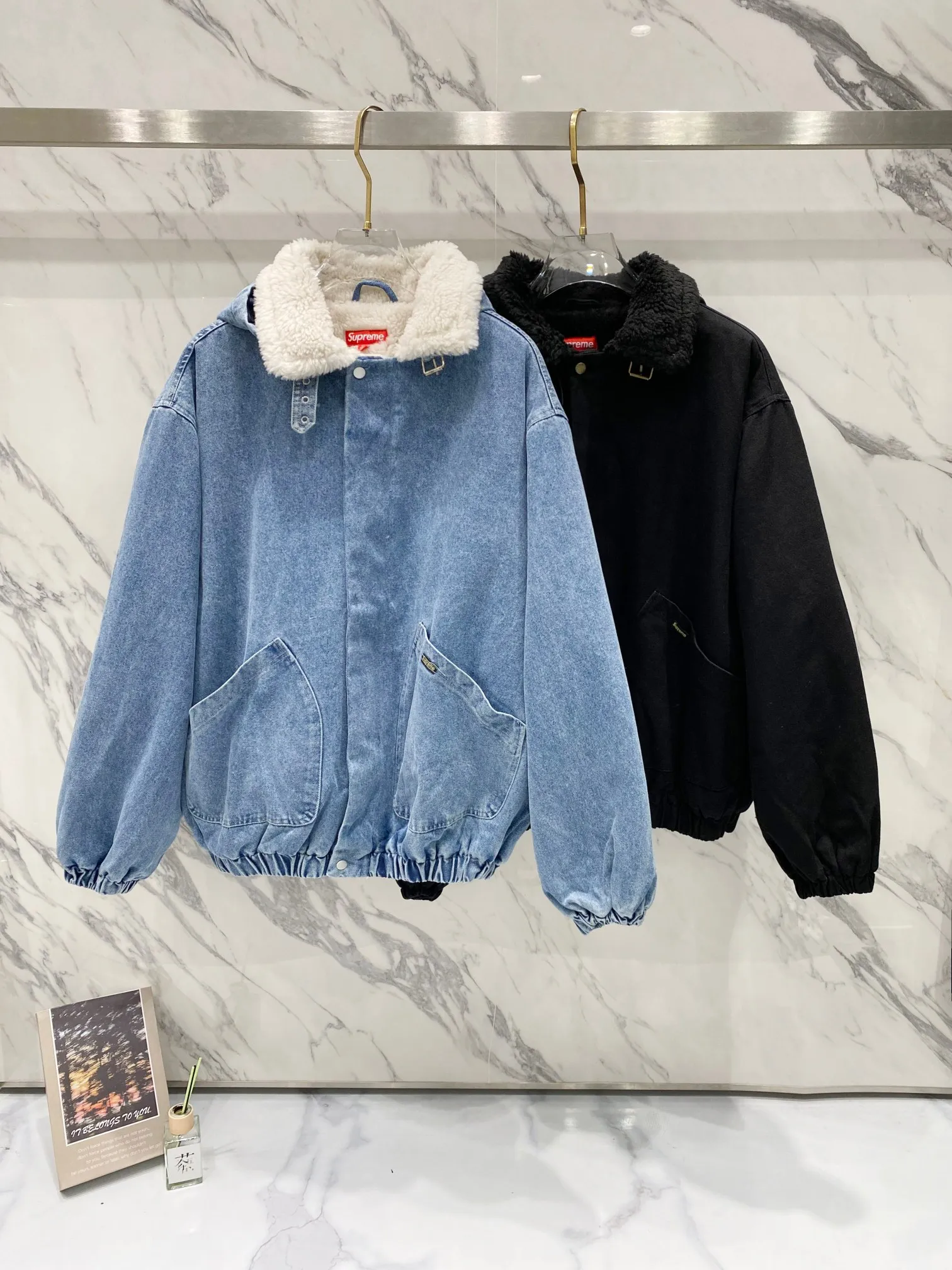 P600 Supreme FW24 WEEK6 Faux Shearling Lined Bomber Jacket Denim lambswool jacket, coat, same style for men and women, the most handsome denim cotton jacket, removable hood, custom-dyed lambswool inside, consistent wool body color, weight up to 1000g, the whole piece of clothing is very thick and warm, as warm as a down jacket, one piece is enough for autumn and winter, the face denim fabric is washed first, and then spliced with lambswool Ensure that the inner fur will not change color and dye, maintaining the original effect. Loose fit. Color: Black Blue Size: S M L XL