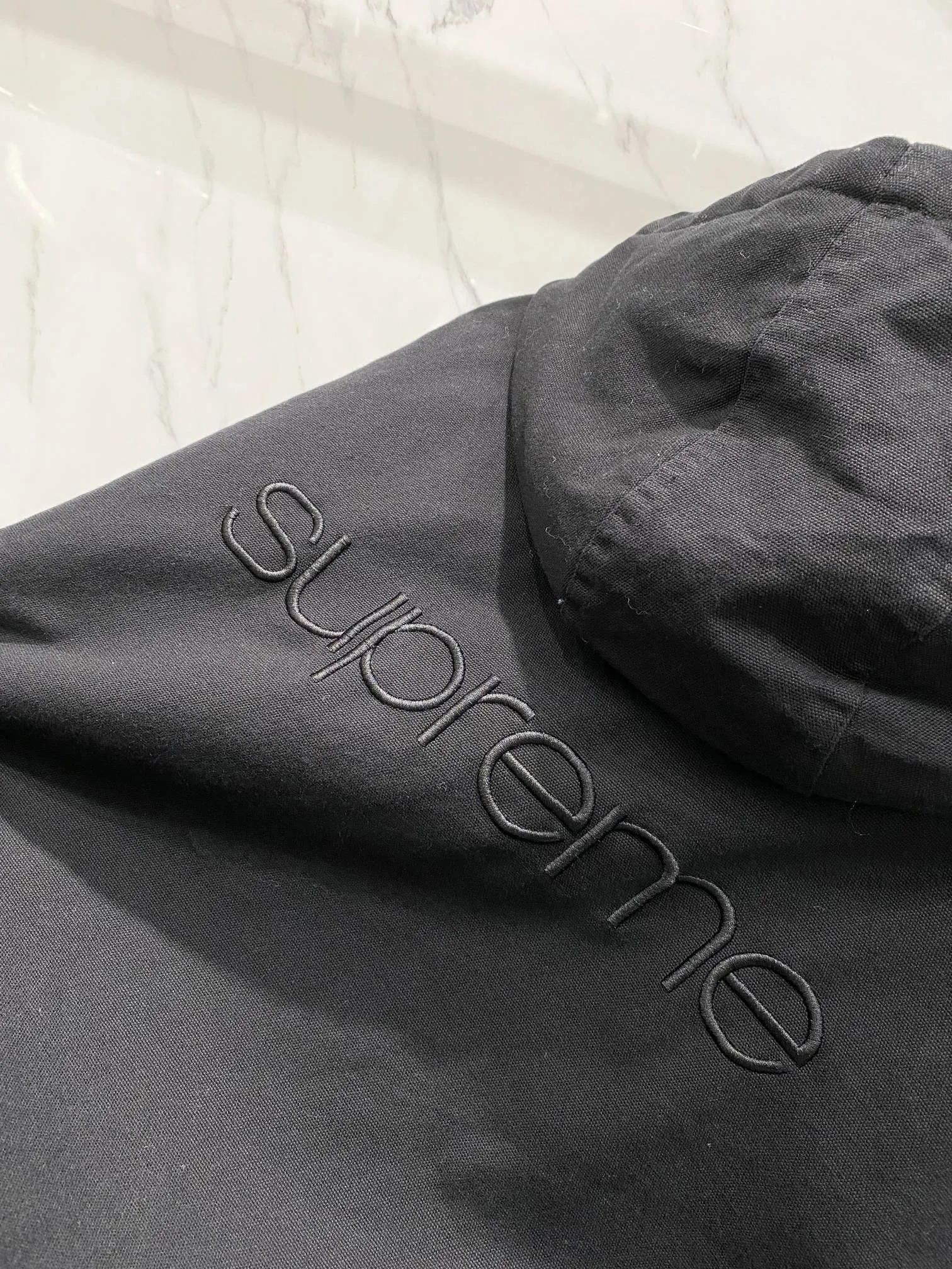 P600 Supreme FW24 WEEK6 Faux Shearling Lined Bomber Jacket Denim lambswool jacket, coat, same style for men and women, the most handsome denim cotton jacket, removable hood, custom-dyed lambswool inside, consistent wool body color, weight up to 1000g, the whole piece of clothing is very thick and warm, as warm as a down jacket, one piece is enough for autumn and winter, the face denim fabric is washed first, and then spliced with lambswool Ensure that the inner fur will not change color and dye, maintaining the original effect. Loose fit. Color: Black Blue Size: S M L XL