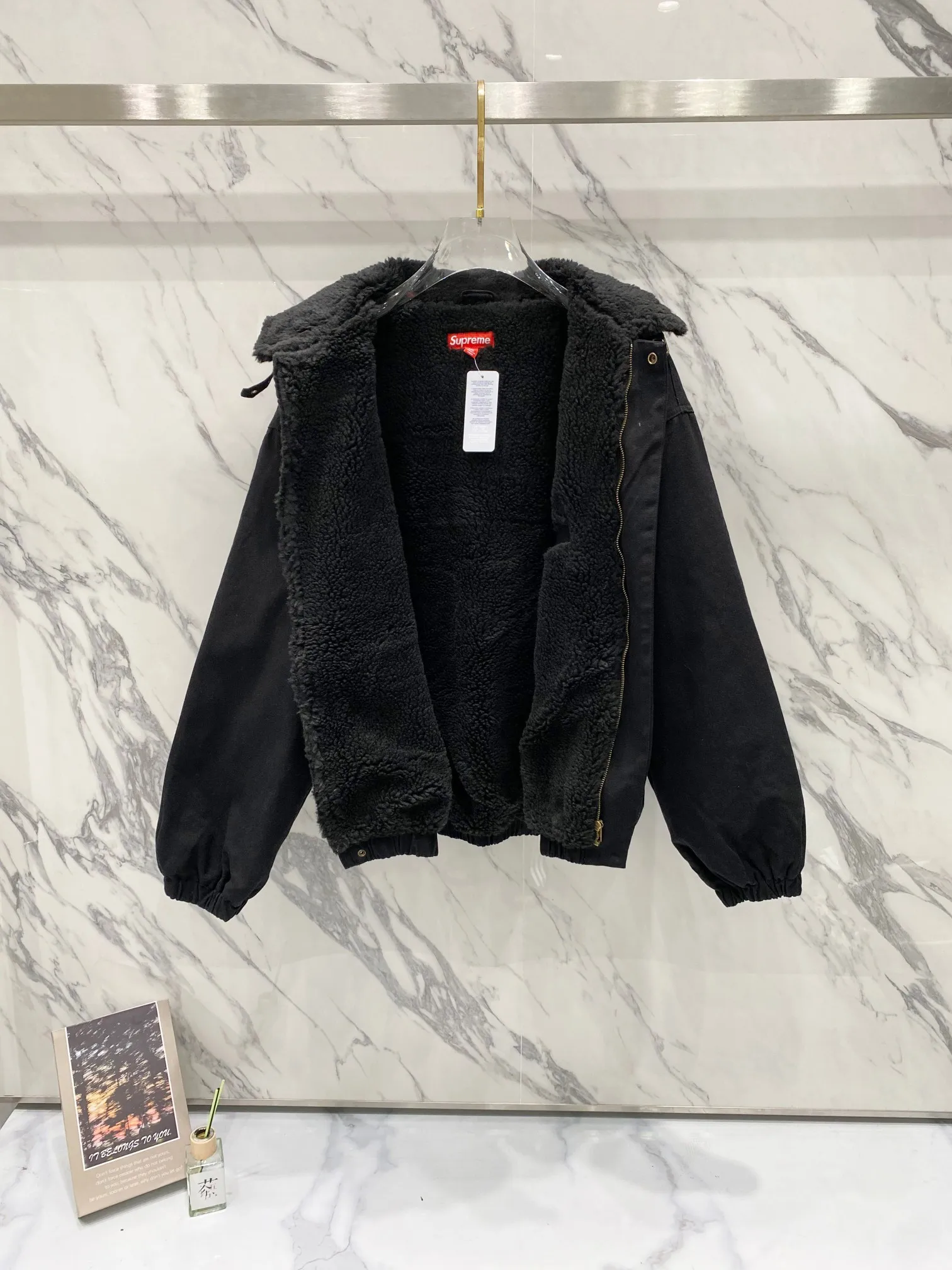 P600 Supreme FW24 WEEK6 Faux Shearling Lined Bomber Jacket Denim lambswool jacket, coat, same style for men and women, the most handsome denim cotton jacket, removable hood, custom-dyed lambswool inside, consistent wool body color, weight up to 1000g, the whole piece of clothing is very thick and warm, as warm as a down jacket, one piece is enough for autumn and winter, the face denim fabric is washed first, and then spliced with lambswool Ensure that the inner fur will not change color and dye, maintaining the original effect. Loose fit. Color: Black Blue Size: S M L XL