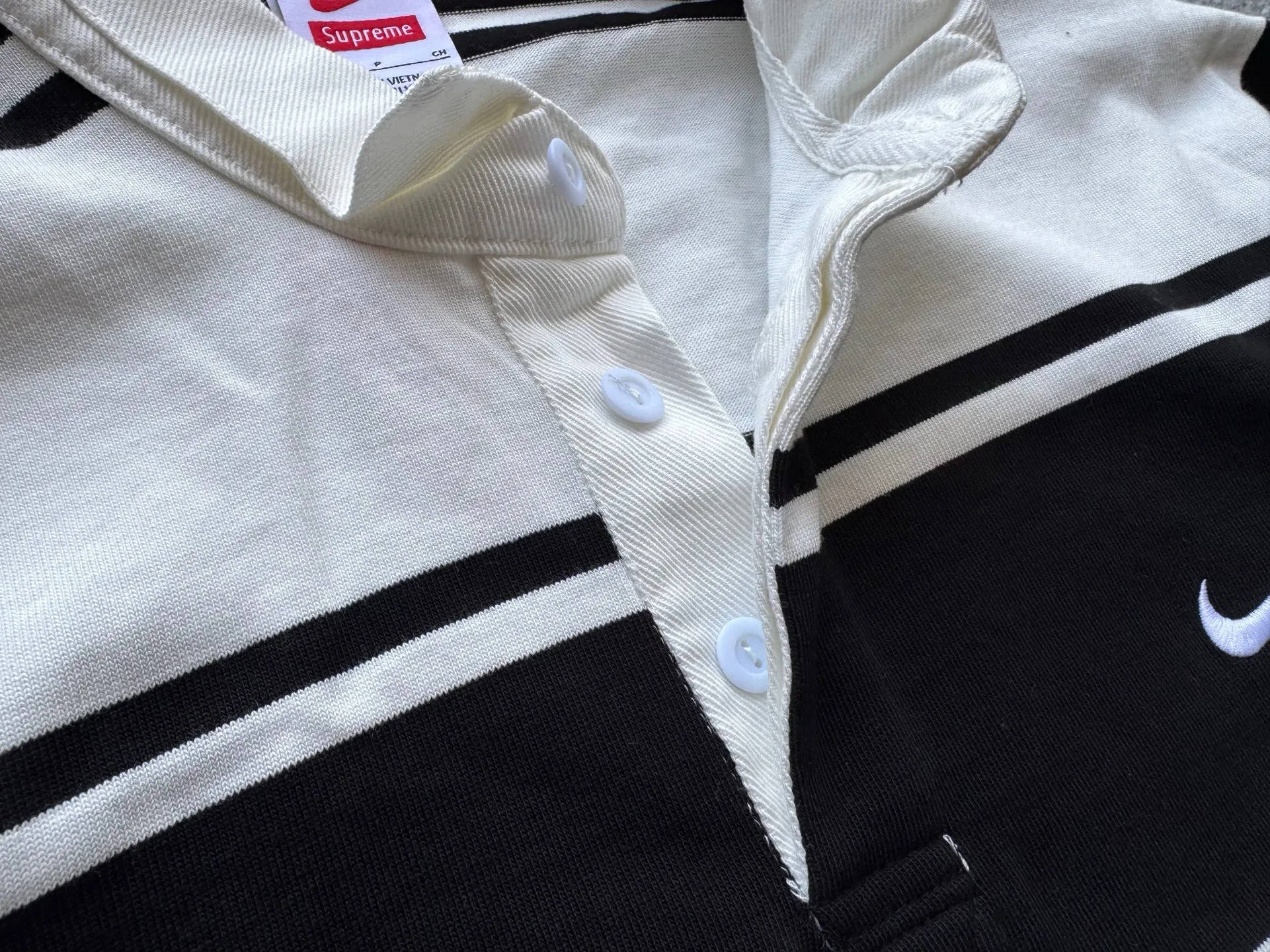 P420 [Original replica] Supreme x Nike joint model Nike joint series SS25 Stripe Rugby logo striped comfortable long-sleeved Polo shirt for men and women Color: black and white white and red Size: S M L XL 79 130 56 64