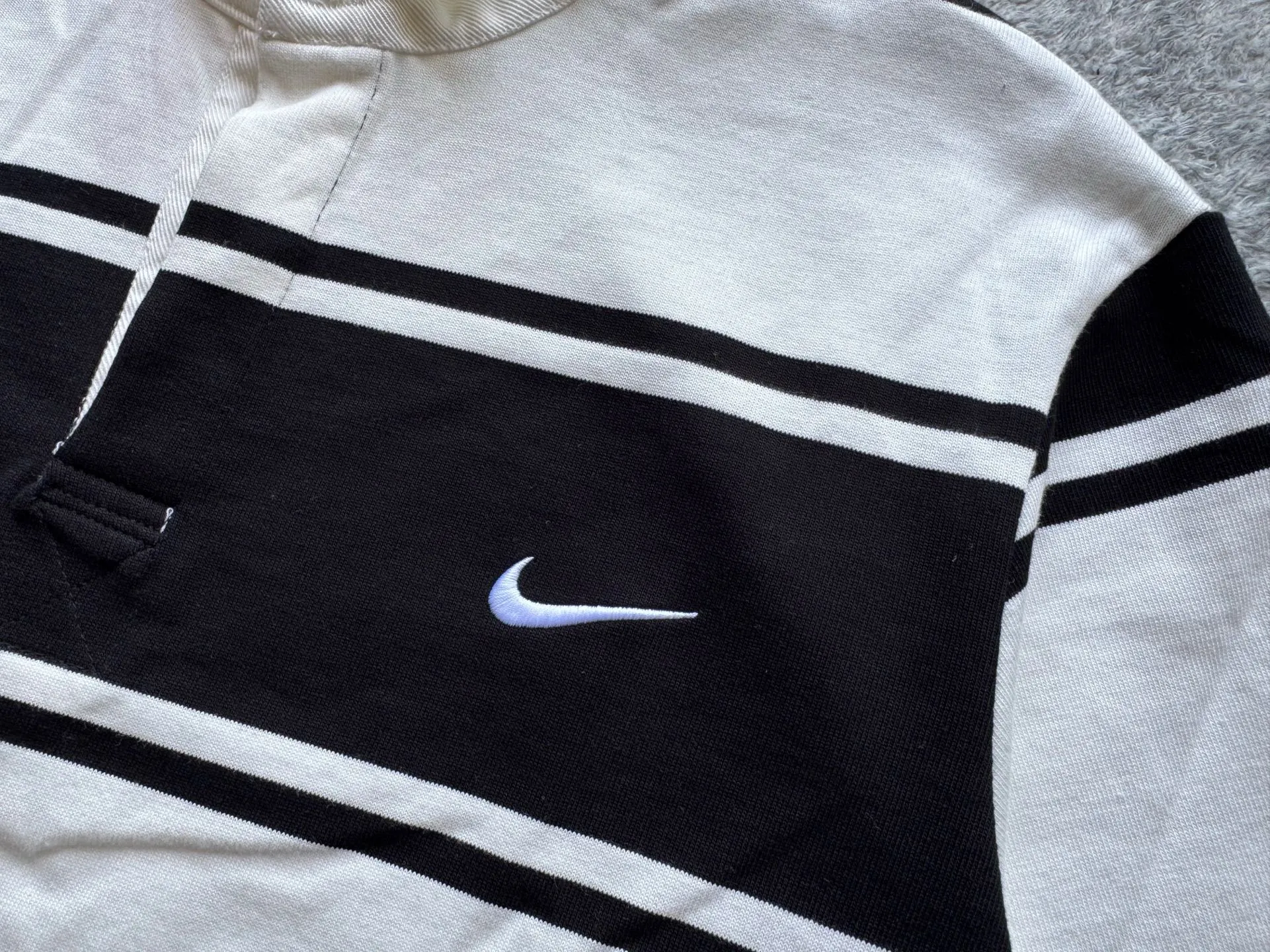 P420 [Original replica] Supreme x Nike joint model Nike joint series SS25 Stripe Rugby logo striped comfortable long-sleeved Polo shirt for men and women Color: black and white white and red Size: S M L XL 79 130 56 64