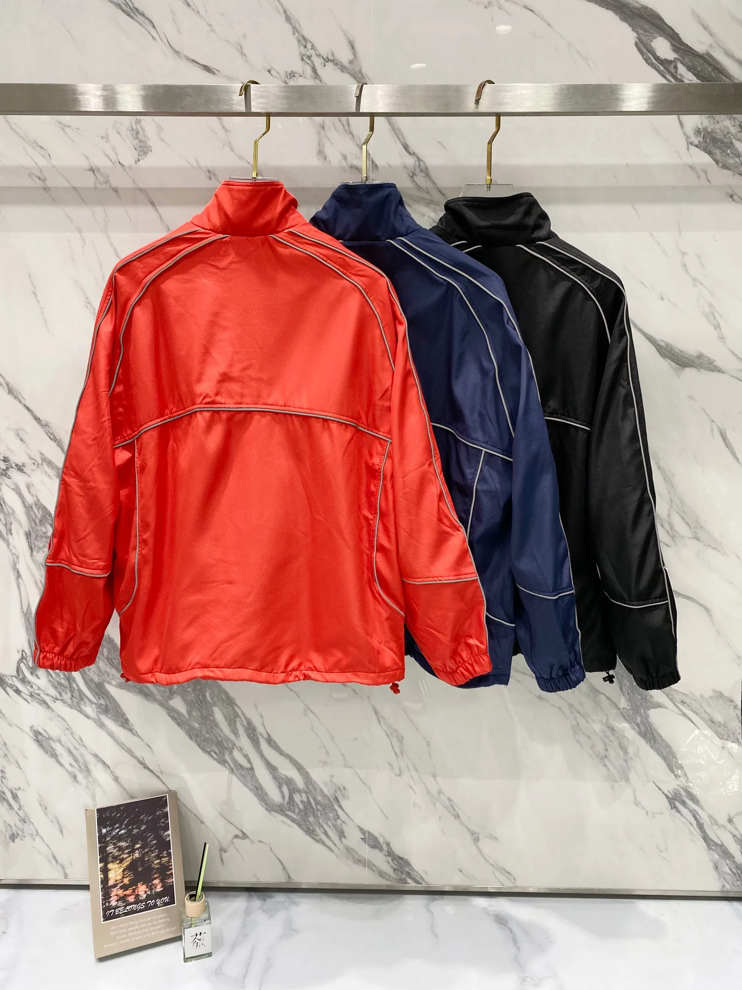 P440 Supreme FW24 WEEK11 Reflective Piping Pullover 3M reflective strip half-zip pullover jacket, same style for men and women, custom-made football mesh fabric, original imported 3M reflective strips, original Ykk zipper, the upper body effect is explosive 💥 There are inner pockets on both sides of the clothes, the elastic design of the hem can be adjusted freely, 10,000-needle embroidery on the chest, tight and stylish, the inner mesh is customized, the details are consistent with the original version, details, accessories, configuration to the top Color: Navy Red Black Size: S M L XL