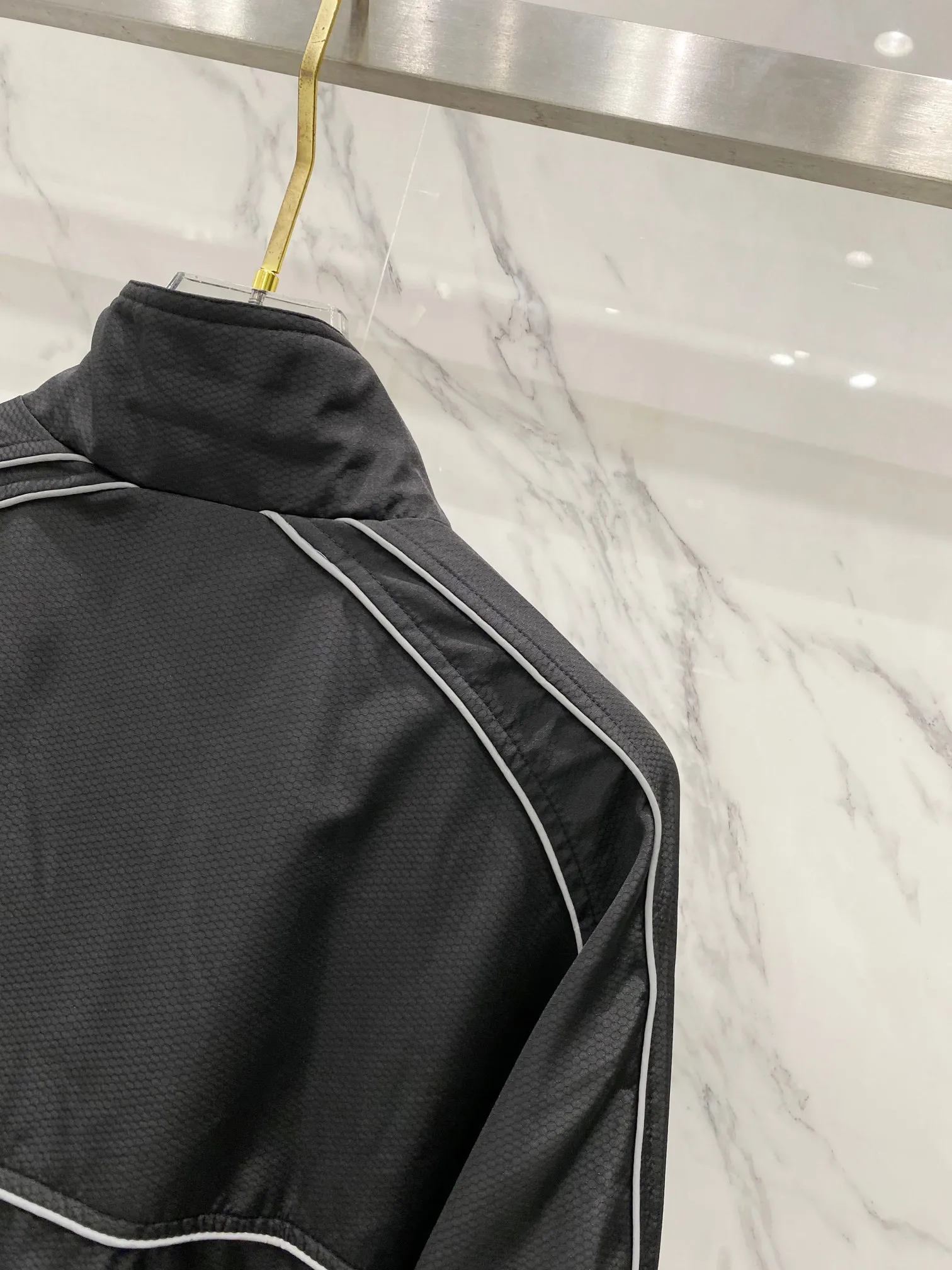 P440 Supreme FW24 WEEK11 Reflective Piping Pullover 3M reflective strip half-zip pullover jacket, same style for men and women, custom-made football mesh fabric, original imported 3M reflective strips, original Ykk zipper, the upper body effect is explosive 💥 There are inner pockets on both sides of the clothes, the elastic design of the hem can be adjusted freely, 10,000-needle embroidery on the chest, tight and stylish, the inner mesh is customized, the details are consistent with the original version, details, accessories, configuration to the top Color: Navy Red Black Size: S M L XL