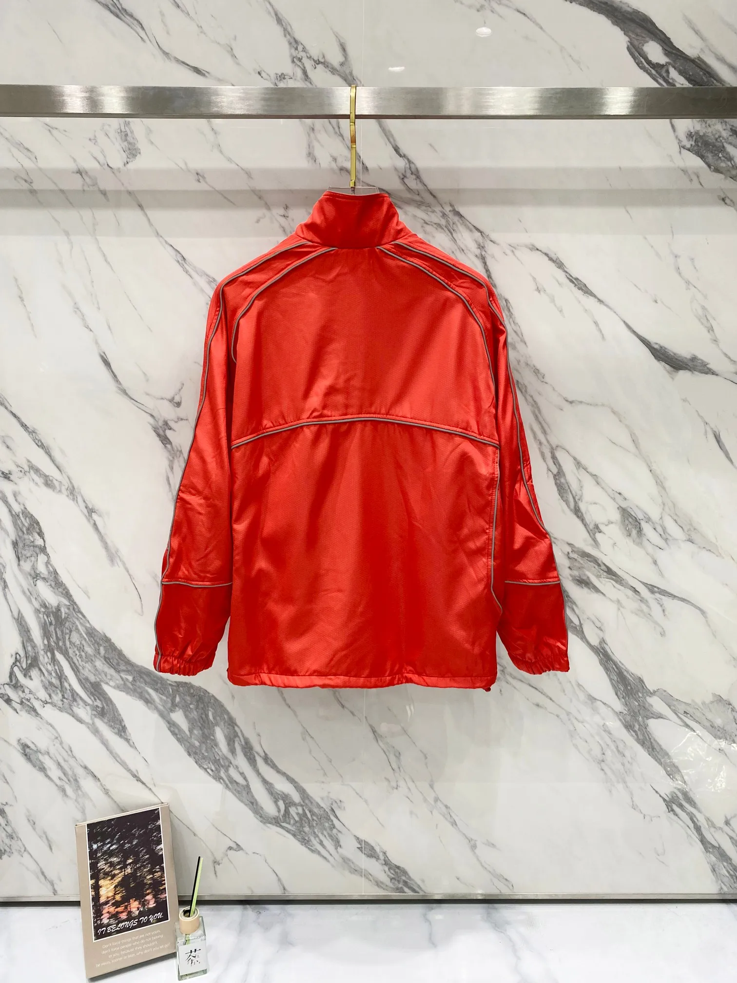 P440 Supreme FW24 WEEK11 Reflective Piping Pullover 3M reflective strip half-zip pullover jacket, same style for men and women, custom-made football mesh fabric, original imported 3M reflective strips, original Ykk zipper, the upper body effect is explosive 💥 There are inner pockets on both sides of the clothes, the elastic design of the hem can be adjusted freely, 10,000-needle embroidery on the chest, tight and stylish, the inner mesh is customized, the details are consistent with the original version, details, accessories, configuration to the top Color: Navy Red Black Size: S M L XL