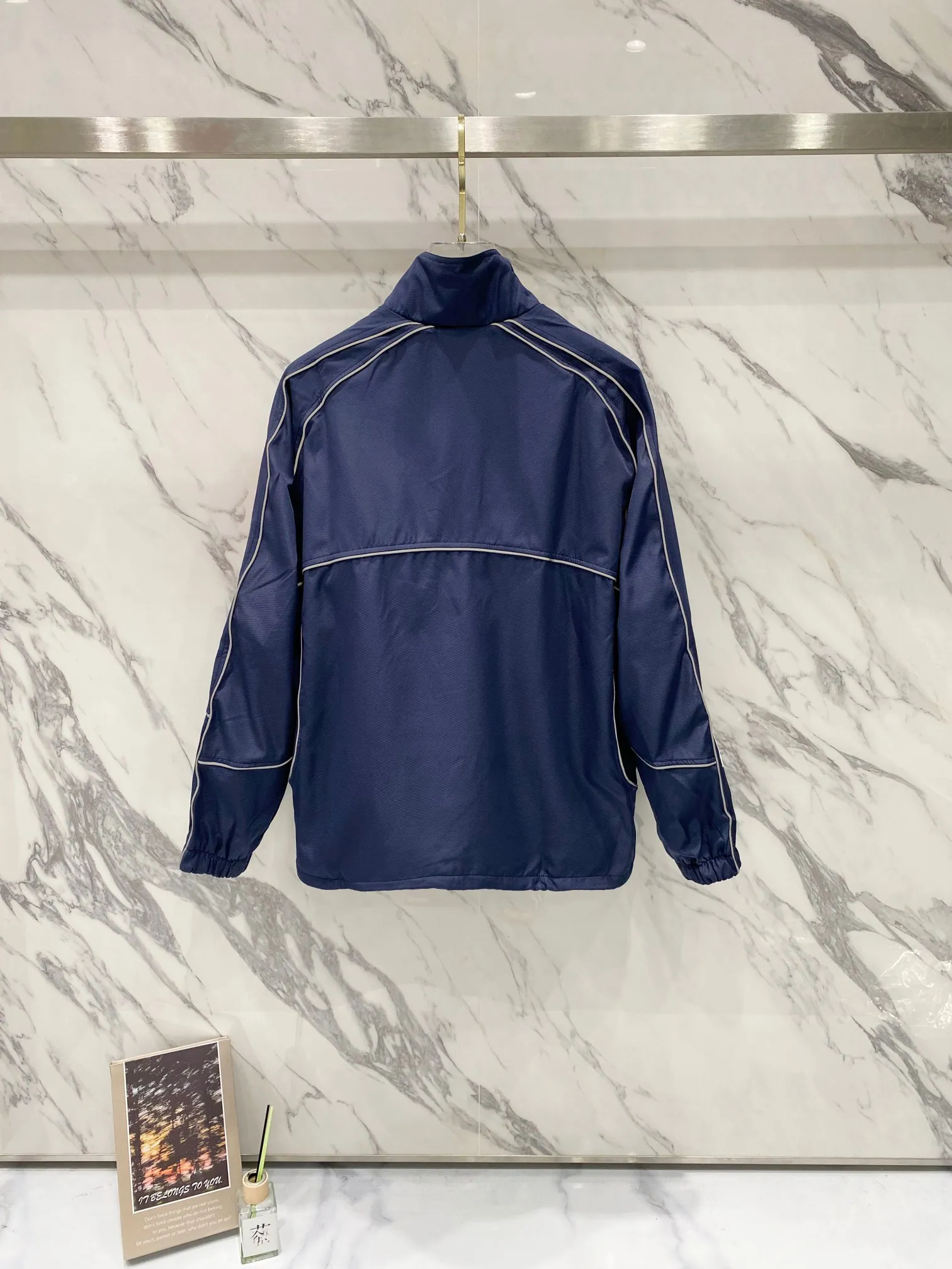 P440 Supreme FW24 WEEK11 Reflective Piping Pullover 3M reflective strip half-zip pullover jacket, same style for men and women, custom-made football mesh fabric, original imported 3M reflective strips, original Ykk zipper, the upper body effect is explosive 💥 There are inner pockets on both sides of the clothes, the elastic design of the hem can be adjusted freely, 10,000-needle embroidery on the chest, tight and stylish, the inner mesh is customized, the details are consistent with the original version, details, accessories, configuration to the top Color: Navy Red Black Size: S M L XL