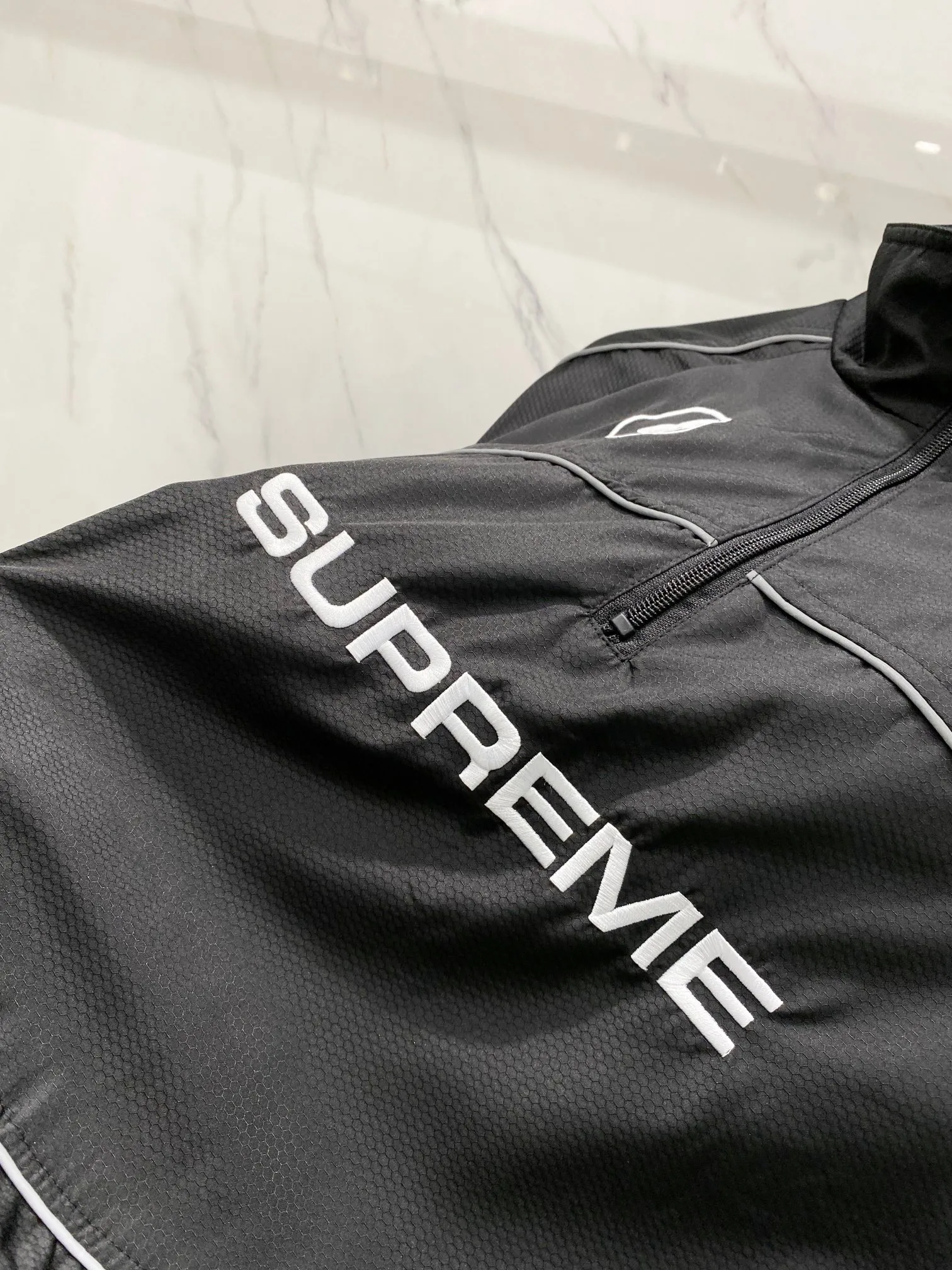 P440 Supreme FW24 WEEK11 Reflective Piping Pullover 3M reflective strip half-zip pullover jacket, same style for men and women, custom-made football mesh fabric, original imported 3M reflective strips, original Ykk zipper, the upper body effect is explosive 💥 There are inner pockets on both sides of the clothes, the elastic design of the hem can be adjusted freely, 10,000-needle embroidery on the chest, tight and stylish, the inner mesh is customized, the details are consistent with the original version, details, accessories, configuration to the top Color: Navy Red Black Size: S M L XL