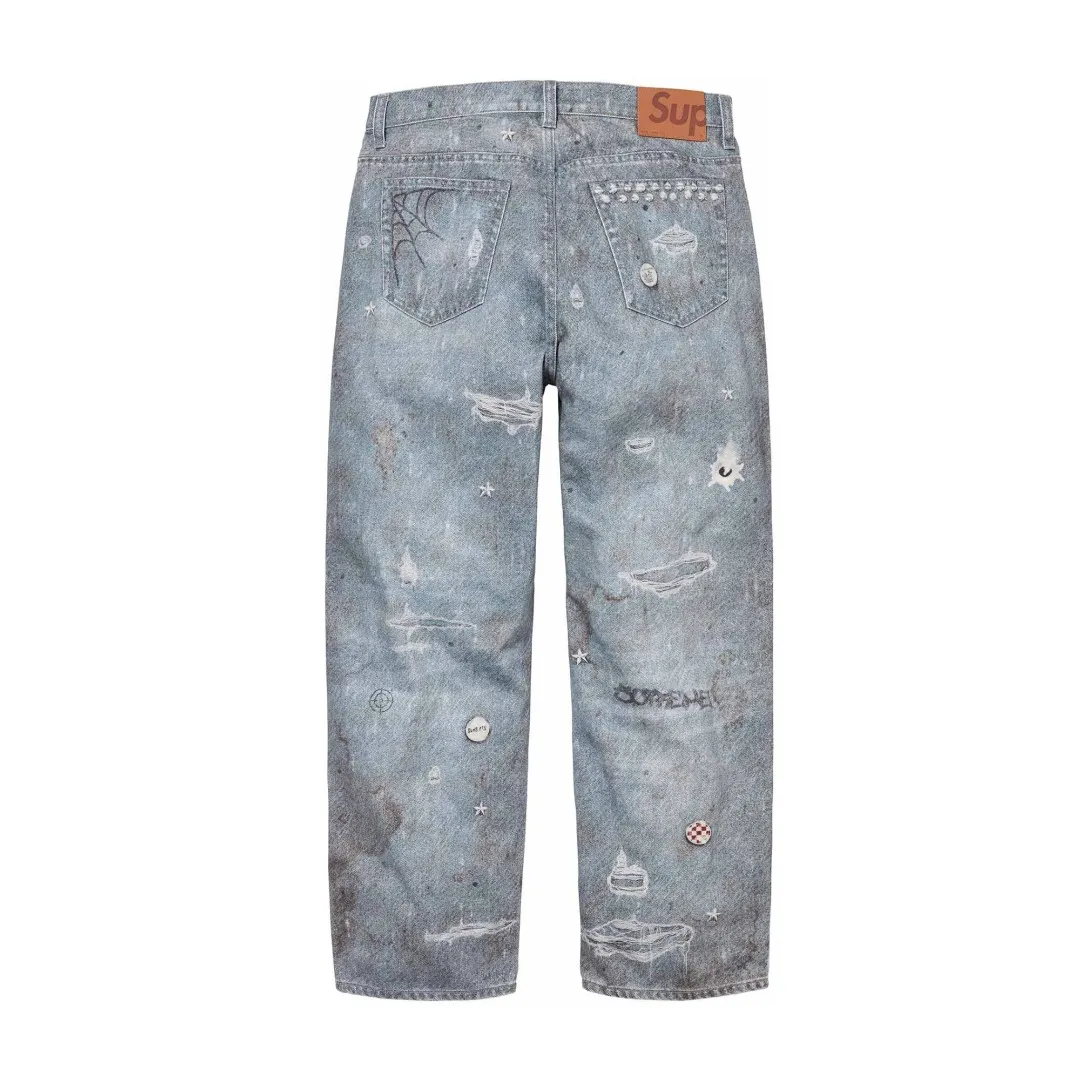 🅿️440 S282 top version Supreme HJR TROMPE L'OEIL LOOSE FIT JEAN parallax printed jeans. High-density 12-ounce ring-spun cotton denim fabric. Made of imported pure cotton high-count and high-density fabric. The fabric feels soft and silky, with drapey lines. It feels light and delicate, and has excellent skin-friendly feel and breathability. The unique design style incorporates ink gradient elements. Digital direct inkjet technology After the pattern design is completed, foreign advanced penetration technology is combined with digital direct inkjet printing without destroying the style of the cloth surface. Digital direct-injection printing sprays color directly on the fabric. When the color is sprayed on the fabric and develops color, the pigment is a process of penetrating and sinking, so the color floating on the cloth must be darker than the color that penetrates. #Flower position cutting and sewing restores the pattern effect. The whole piece is aligned with the original version, and then cut using laser alignment to set the point, which greatly reduces the error. The left and right sides of the placket are symmetrical and spliced ​​into a complete pattern. All zippers are molded and customized, and the sewing process is also carried out in strict accordance with the corresponding requirements to ensure consistent restoration.  Size:30/32/34/36/38
