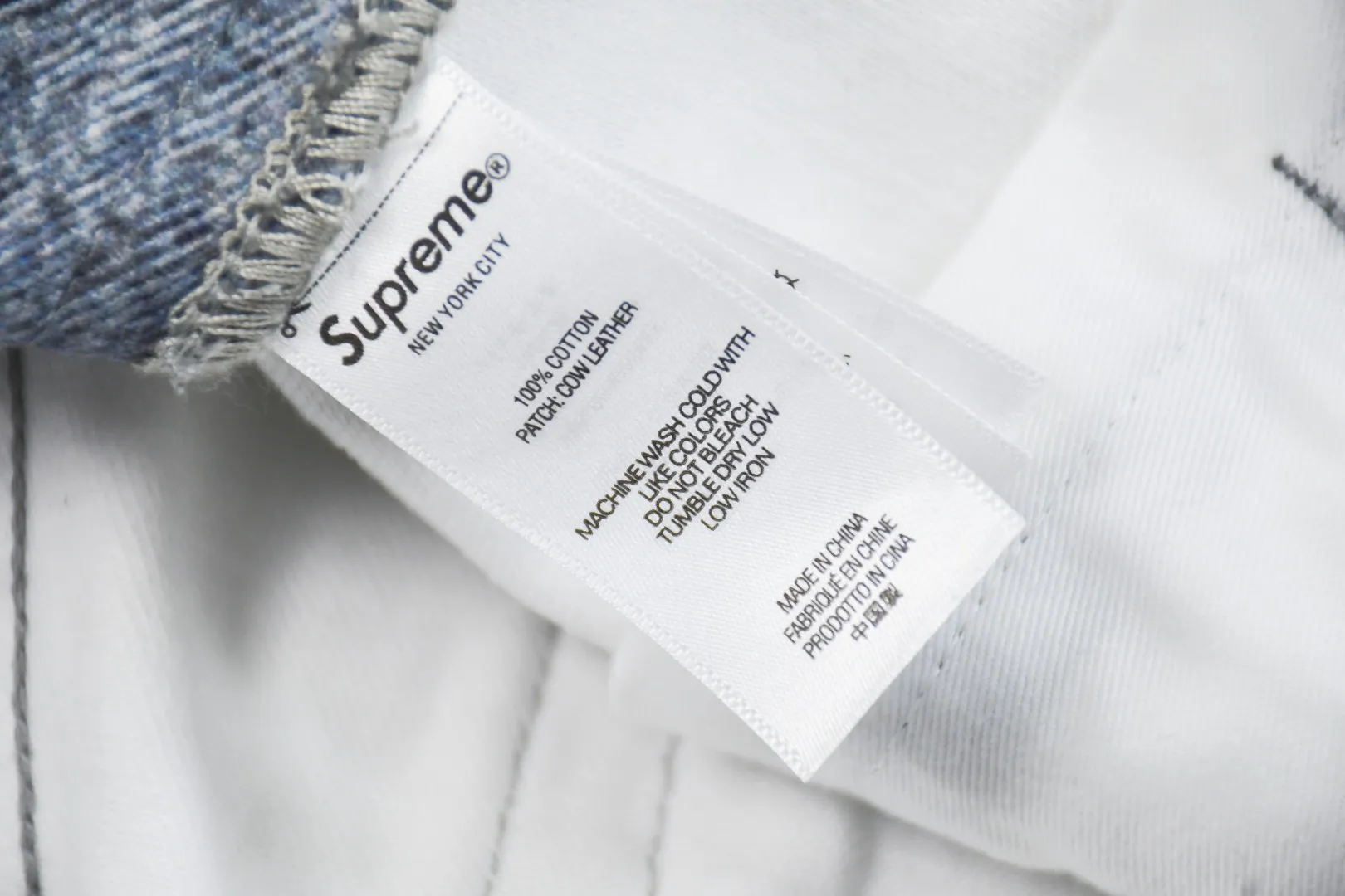 🅿️440 S282 top version Supreme HJR TROMPE L'OEIL LOOSE FIT JEAN parallax printed jeans. High-density 12-ounce ring-spun cotton denim fabric. Made of imported pure cotton high-count and high-density fabric. The fabric feels soft and silky, with drapey lines. It feels light and delicate, and has excellent skin-friendly feel and breathability. The unique design style incorporates ink gradient elements. Digital direct inkjet technology After the pattern design is completed, foreign advanced penetration technology is combined with digital direct inkjet printing without destroying the style of the cloth surface. Digital direct-injection printing sprays color directly on the fabric. When the color is sprayed on the fabric and develops color, the pigment is a process of penetrating and sinking, so the color floating on the cloth must be darker than the color that penetrates. #Flower position cutting and sewing restores the pattern effect. The whole piece is aligned with the original version, and then cut using laser alignment to set the point, which greatly reduces the error. The left and right sides of the placket are symmetrical and spliced ​​into a complete pattern. All zippers are molded and customized, and the sewing process is also carried out in strict accordance with the corresponding requirements to ensure consistent restoration.  Size:30/32/34/36/38