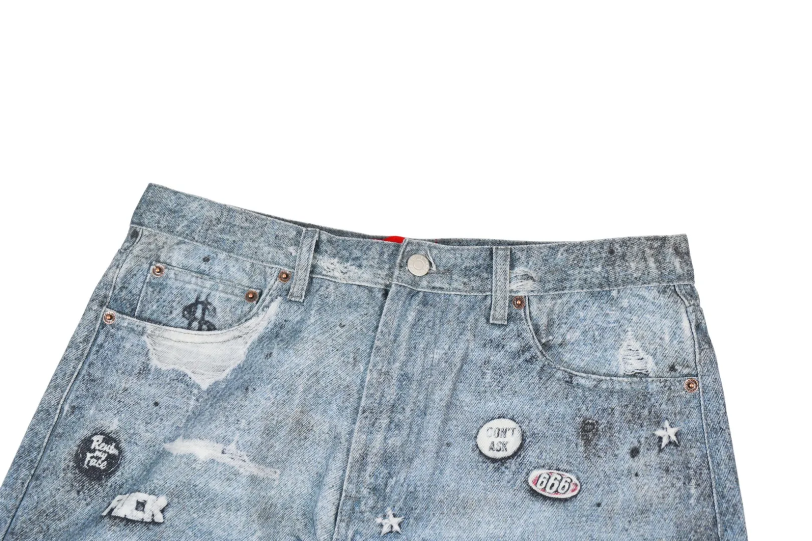 🅿️440 S282 top version Supreme HJR TROMPE L'OEIL LOOSE FIT JEAN parallax printed jeans. High-density 12-ounce ring-spun cotton denim fabric. Made of imported pure cotton high-count and high-density fabric. The fabric feels soft and silky, with drapey lines. It feels light and delicate, and has excellent skin-friendly feel and breathability. The unique design style incorporates ink gradient elements. Digital direct inkjet technology After the pattern design is completed, foreign advanced penetration technology is combined with digital direct inkjet printing without destroying the style of the cloth surface. Digital direct-injection printing sprays color directly on the fabric. When the color is sprayed on the fabric and develops color, the pigment is a process of penetrating and sinking, so the color floating on the cloth must be darker than the color that penetrates. #Flower position cutting and sewing restores the pattern effect. The whole piece is aligned with the original version, and then cut using laser alignment to set the point, which greatly reduces the error. The left and right sides of the placket are symmetrical and spliced ​​into a complete pattern. All zippers are molded and customized, and the sewing process is also carried out in strict accordance with the corresponding requirements to ensure consistent restoration.  Size:30/32/34/36/38