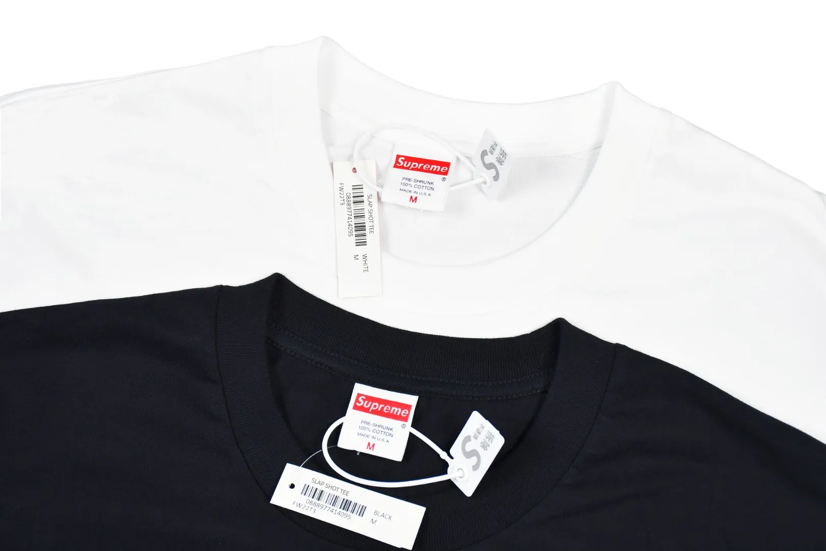 S254💰p130 Supreme 22FW Slap Shot Tee capital letters logo short-sleeved T-shirt. Refuse to look at pictures to make products. Refuse to compare wrong versions. Use cylinder seamless technology (original technology, there are no stitched bones on the side of the clothes, key points of identification) The fabrics are all custom-woven and dyed, 280g weight, 100% cotton, cylindrical fabric. Cylindrical fabric is a knitted fabric woven with a cylinder loom. The needles are distributed in a cylindrical shape on the fuselage. The gray fabric is a large cylinder, which needs to be opened and shaped before it can be used further. There are no slits on the side of the clothes, so there is no washing label on the side of ordinary short-sleeves. There is only one collar label behind the neck. The printing uses thermosetting ink printing imported from Belgium, also known as plastic ink, or self-adhesive ink. Its ingredients are: mainly composed of polyvinyl chloride (PVC) and phthalates, including PVC and phthalates, fixing agents, stabilizers The thermosetting ink is composed of a mixture of agents and thickeners, which is not the digital direct printing marketed on the market. The printing texture of thermosetting ink is unachievable by digital direct printing. The collar label has a watermark anti-counterfeiting effect, a real anti-counterfeiting layer, a version with a high probability of passing the inspection, and a high probability of passing the original packaging picture. Size：S-XL