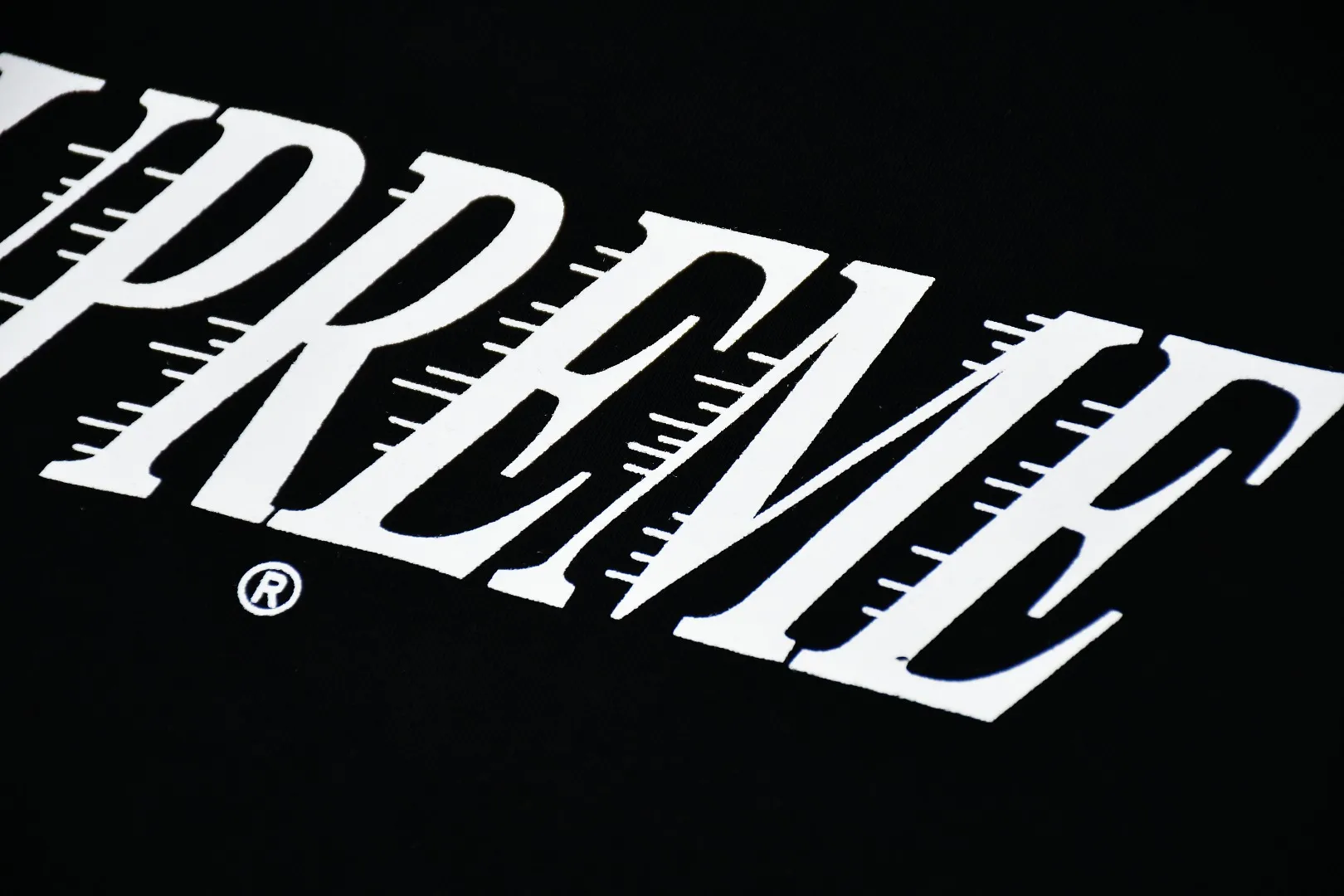 S254💰p130 Supreme 22FW Slap Shot Tee capital letters logo short-sleeved T-shirt. Refuse to look at pictures to make products. Refuse to compare wrong versions. Use cylinder seamless technology (original technology, there are no stitched bones on the side of the clothes, key points of identification) The fabrics are all custom-woven and dyed, 280g weight, 100% cotton, cylindrical fabric. Cylindrical fabric is a knitted fabric woven with a cylinder loom. The needles are distributed in a cylindrical shape on the fuselage. The gray fabric is a large cylinder, which needs to be opened and shaped before it can be used further. There are no slits on the side of the clothes, so there is no washing label on the side of ordinary short-sleeves. There is only one collar label behind the neck. The printing uses thermosetting ink printing imported from Belgium, also known as plastic ink, or self-adhesive ink. Its ingredients are: mainly composed of polyvinyl chloride (PVC) and phthalates, including PVC and phthalates, fixing agents, stabilizers The thermosetting ink is composed of a mixture of agents and thickeners, which is not the digital direct printing marketed on the market. The printing texture of thermosetting ink is unachievable by digital direct printing. The collar label has a watermark anti-counterfeiting effect, a real anti-counterfeiting layer, a version with a high probability of passing the inspection, and a high probability of passing the original packaging picture. Size：S-XL