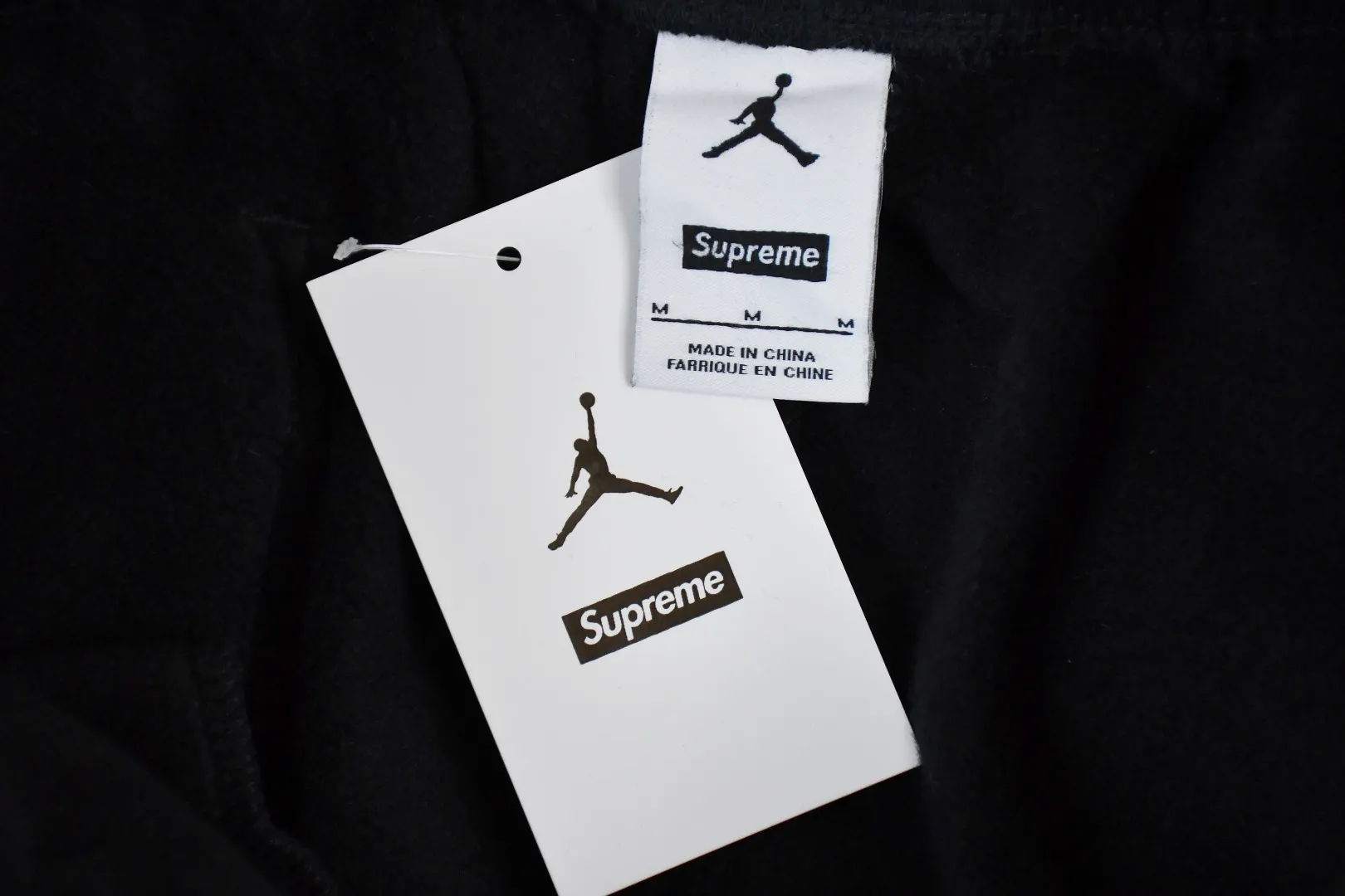 🅿️300 S286 top version Supreme x Jordan 24fw AJ co-branded embroidered LOGO plus velvet sweatpants 1. Fabric: ZP test, custom woven and dyed, pure cotton 430G plus velvet main fabric, horizontal cutting 2. Embroidery: Embroidery equipment, using Behringer BEKS-Y924 machine (one level higher than Tajima embroidery machine) Embroidery thickness, saturation and size are consistent with ZP 3. Sewing process: The whole garment is made of four-needle and six-thread boneless splicing technology in 12 places. Processed by a senior foreign trade factory (ordinary factories cannot do it) 4. Customized ZP main label/wash water label/tag/packaging bag (equipped with an extra-large thickened handbag) Color: Black/ Size: S/M/L/XL
