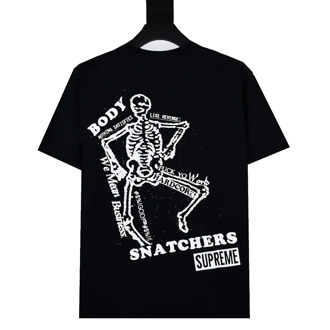 S324💰p136 The top version of Supreme 23ss BODY SNATCHERS short-sleeved T-shirt with skull print on the back. Refuse to look at pictures to make products. Refuse to compare wrong versions. Use cylindrical seamless technology (original technology. There are no stitched bones on the side of the clothes. Key points of identification) The fabrics are all custom-woven and dyed, 280g weight, 100% cotton, cylindrical fabric. Cylindrical fabric is a knitted fabric woven with a cylinder loom. The needles are distributed in a cylindrical shape on the fuselage. The gray fabric is a large cylinder, which needs to be opened and shaped before it can be used further. There are no slits on the side of the clothes, so there is no washing label on the side of ordinary short-sleeves. There is only one collar label behind the neck. The printing uses thermosetting ink printing imported from Belgium (different from conventional heat transfer printing), also known as plastic ink, or self-adhesive ink. Its ingredients are: mainly composed of polyvinyl chloride (PVC) and phthalates. PVC and phthalates, solid color The thermosetting ink is composed of a mixture of agents, stabilizers, and thickeners. It is not the digital direct printing marketed on the market. The printing texture of thermosetting ink cannot be achieved by digital direct printing. The collar label has a watermark anti-counterfeiting effect, a real anti-counterfeiting layer, a version with a high probability of passing the inspection, and the original packaging picture has a high probability of passing the test. Size：S-XL
