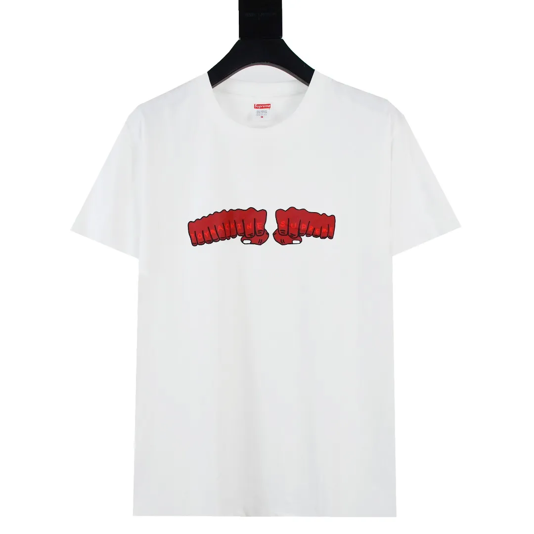 🅿️120 S149 top version Supreme 24ss TOY MACHINE FIST fist short-sleeved T-shirt. Refuse to look at pictures to make products. Refuse to compare with wrong versions. Use cylinder seamless technology (original technology. There are no stitched bones on the side of the clothes. Key points of identification) The fabrics are all custom-woven and dyed, 280g weight, 100% cotton, cylindrical fabric. Cylindrical fabric is a knitted fabric woven with a cylinder loom. The needles are distributed in a cylindrical shape on the fuselage. The gray fabric is a large cylinder, which needs to be opened and shaped before it can be used further. There are no slits on the side of the clothes, so there is no washing label on the side of ordinary short-sleeves. There is only one collar label behind the neck. The printing uses thermosetting ink printing imported from Belgium (different from conventional thermal transfer printing), also known as plastic ink, or self-adhesive ink. Its ingredients are: mainly composed of polyvinyl chloride (PVC) and phthalates. PVC and phthalates, solid color The thermoset ink is composed of a mixture of agents, stabilizers, and thickeners. It is not the digital direct printing advertised on the market. The printing texture of thermoset ink cannot be achieved by digital direct printing. The collar label has a watermark anti-counterfeiting effect, a real anti-counterfeiting layer, a version with a high probability of passing the inspection, and a high probability of passing the original packaging picture. Size：S-XL