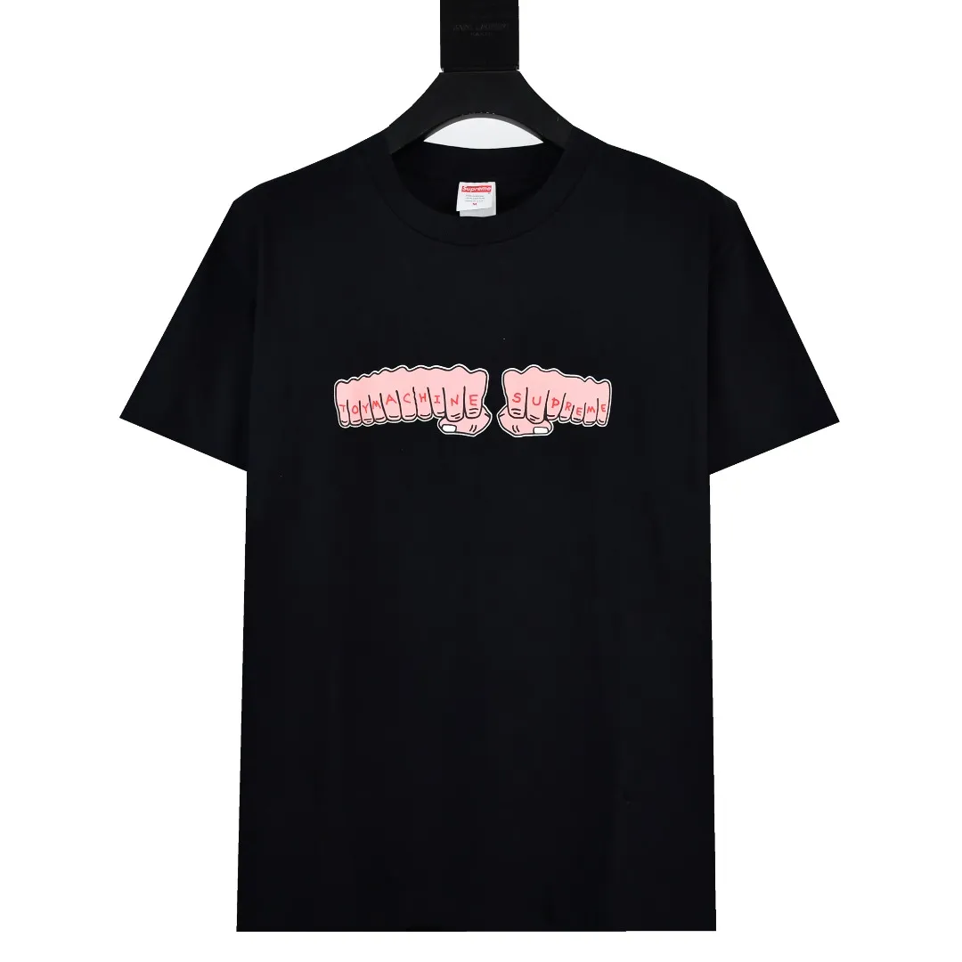 🅿️120 S149 top version Supreme 24ss TOY MACHINE FIST fist short-sleeved T-shirt. Refuse to look at pictures to make products. Refuse to compare with wrong versions. Use cylinder seamless technology (original technology. There are no stitched bones on the side of the clothes. Key points of identification) The fabrics are all custom-woven and dyed, 280g weight, 100% cotton, cylindrical fabric. Cylindrical fabric is a knitted fabric woven with a cylinder loom. The needles are distributed in a cylindrical shape on the fuselage. The gray fabric is a large cylinder, which needs to be opened and shaped before it can be used further. There are no slits on the side of the clothes, so there is no washing label on the side of ordinary short-sleeves. There is only one collar label behind the neck. The printing uses thermosetting ink printing imported from Belgium (different from conventional thermal transfer printing), also known as plastic ink, or self-adhesive ink. Its ingredients are: mainly composed of polyvinyl chloride (PVC) and phthalates. PVC and phthalates, solid color The thermoset ink is composed of a mixture of agents, stabilizers, and thickeners. It is not the digital direct printing advertised on the market. The printing texture of thermoset ink cannot be achieved by digital direct printing. The collar label has a watermark anti-counterfeiting effect, a real anti-counterfeiting layer, a version with a high probability of passing the inspection, and a high probability of passing the original packaging picture. Size：S-XL