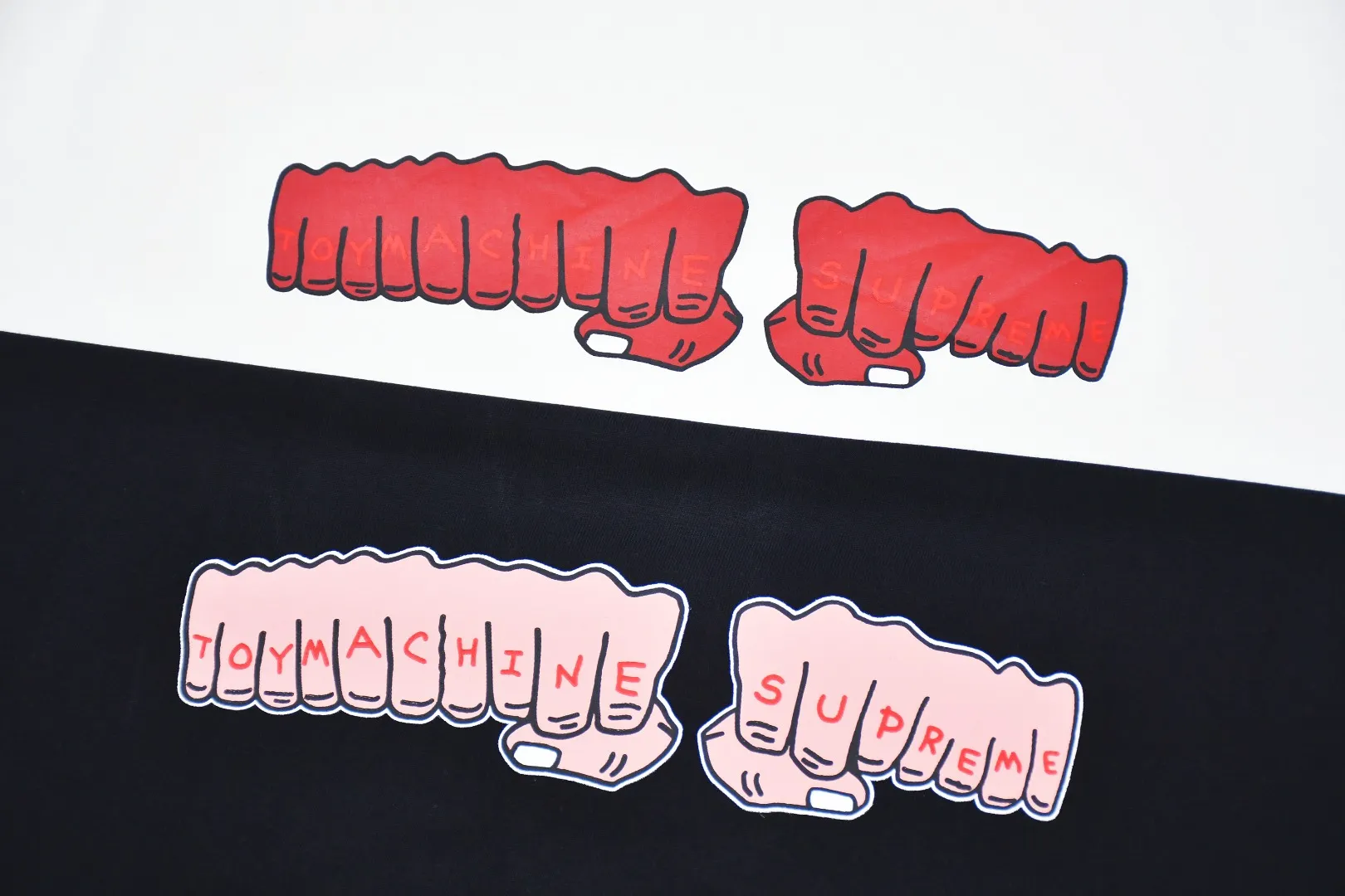 🅿️120 S149 top version Supreme 24ss TOY MACHINE FIST fist short-sleeved T-shirt. Refuse to look at pictures to make products. Refuse to compare with wrong versions. Use cylinder seamless technology (original technology. There are no stitched bones on the side of the clothes. Key points of identification) The fabrics are all custom-woven and dyed, 280g weight, 100% cotton, cylindrical fabric. Cylindrical fabric is a knitted fabric woven with a cylinder loom. The needles are distributed in a cylindrical shape on the fuselage. The gray fabric is a large cylinder, which needs to be opened and shaped before it can be used further. There are no slits on the side of the clothes, so there is no washing label on the side of ordinary short-sleeves. There is only one collar label behind the neck. The printing uses thermosetting ink printing imported from Belgium (different from conventional thermal transfer printing), also known as plastic ink, or self-adhesive ink. Its ingredients are: mainly composed of polyvinyl chloride (PVC) and phthalates. PVC and phthalates, solid color The thermoset ink is composed of a mixture of agents, stabilizers, and thickeners. It is not the digital direct printing advertised on the market. The printing texture of thermoset ink cannot be achieved by digital direct printing. The collar label has a watermark anti-counterfeiting effect, a real anti-counterfeiting layer, a version with a high probability of passing the inspection, and a high probability of passing the original packaging picture. Size：S-XL