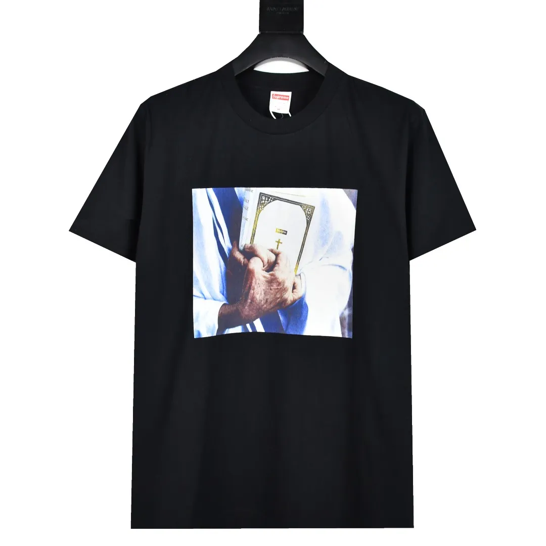 S152💰p130 Top version Supreme 19fw Week 7 Bible Tee Bible short-sleeved, using cylindrical seamless technology (original technology, no gaps on the sides of the clothes) The fabrics are all custom-woven and dyed, 280g weight, 100% cotton, cylindrical fabric. Cylindrical fabric is knitted fabric woven with a cylinder loom. The needles are distributed in a cylindrical shape on the fuselage. The gray fabric is a large cylinder, which needs to be opened and shaped. For further use, there are no slits on the side of the clothes, so there is no washing label on the side of ordinary short-sleeves. There is only a collar label behind the neck. The printing uses Belgian imported thermosetting ink to assist the screen printing screen, and Cunard's fully automatic elliptical heating integrated printing machine , the white paste base is made through 4 layers of color screen printing and digital direct printing. The integrated printing edge has no jagged edges. The collar label has a watermark anti-counterfeiting effect. It has a real anti-counterfeiting layer. It has a high probability of passing the inspection version. It has a high chance of passing the original packaging picture. Size: S-XL
