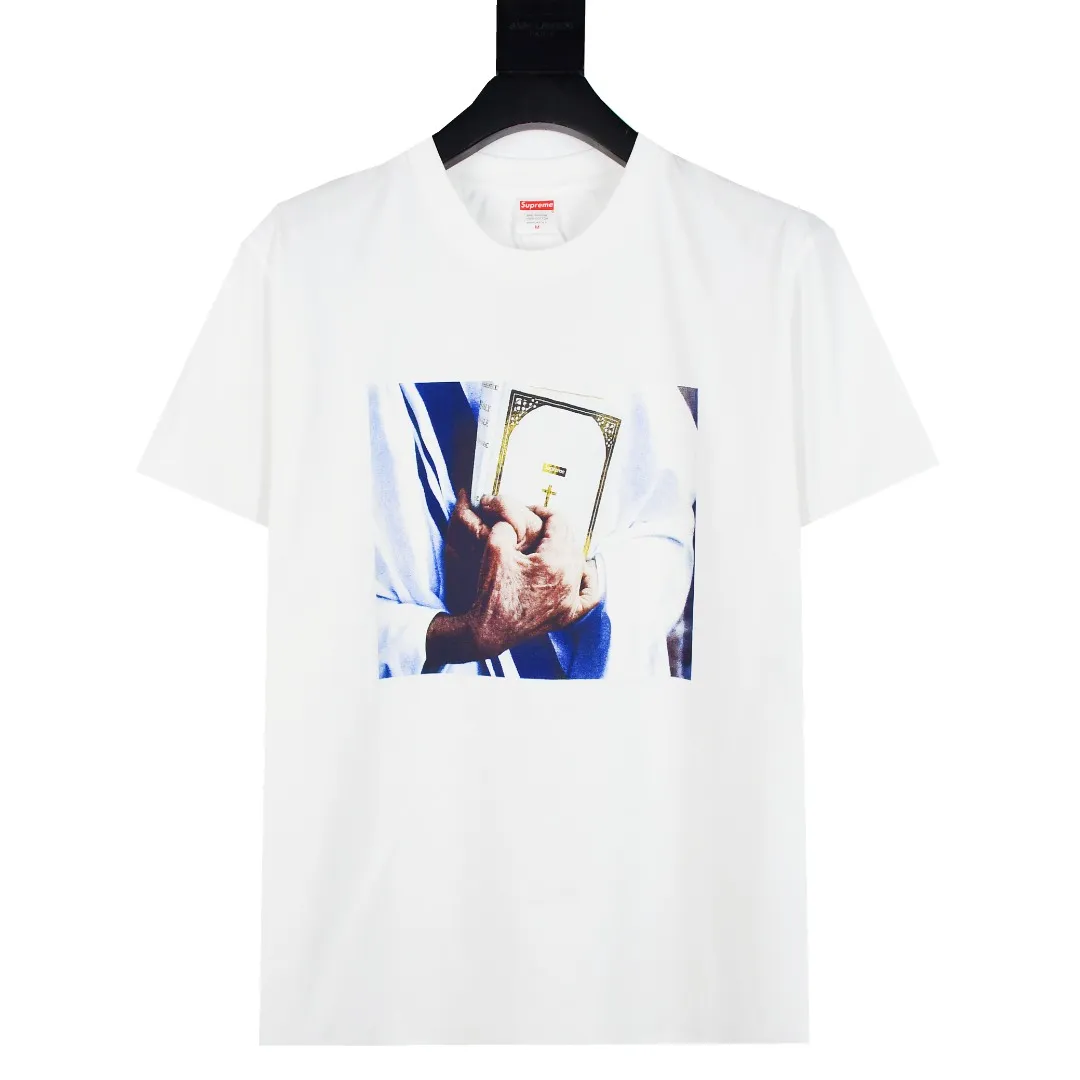 S152💰p130 Top version Supreme 19fw Week 7 Bible Tee Bible short-sleeved, using cylindrical seamless technology (original technology, no gaps on the sides of the clothes) The fabrics are all custom-woven and dyed, 280g weight, 100% cotton, cylindrical fabric. Cylindrical fabric is knitted fabric woven with a cylinder loom. The needles are distributed in a cylindrical shape on the fuselage. The gray fabric is a large cylinder, which needs to be opened and shaped. For further use, there are no slits on the side of the clothes, so there is no washing label on the side of ordinary short-sleeves. There is only a collar label behind the neck. The printing uses Belgian imported thermosetting ink to assist the screen printing screen, and Cunard's fully automatic elliptical heating integrated printing machine , the white paste base is made through 4 layers of color screen printing and digital direct printing. The integrated printing edge has no jagged edges. The collar label has a watermark anti-counterfeiting effect. It has a real anti-counterfeiting layer. It has a high probability of passing the inspection version. It has a high chance of passing the original packaging picture. Size: S-XL