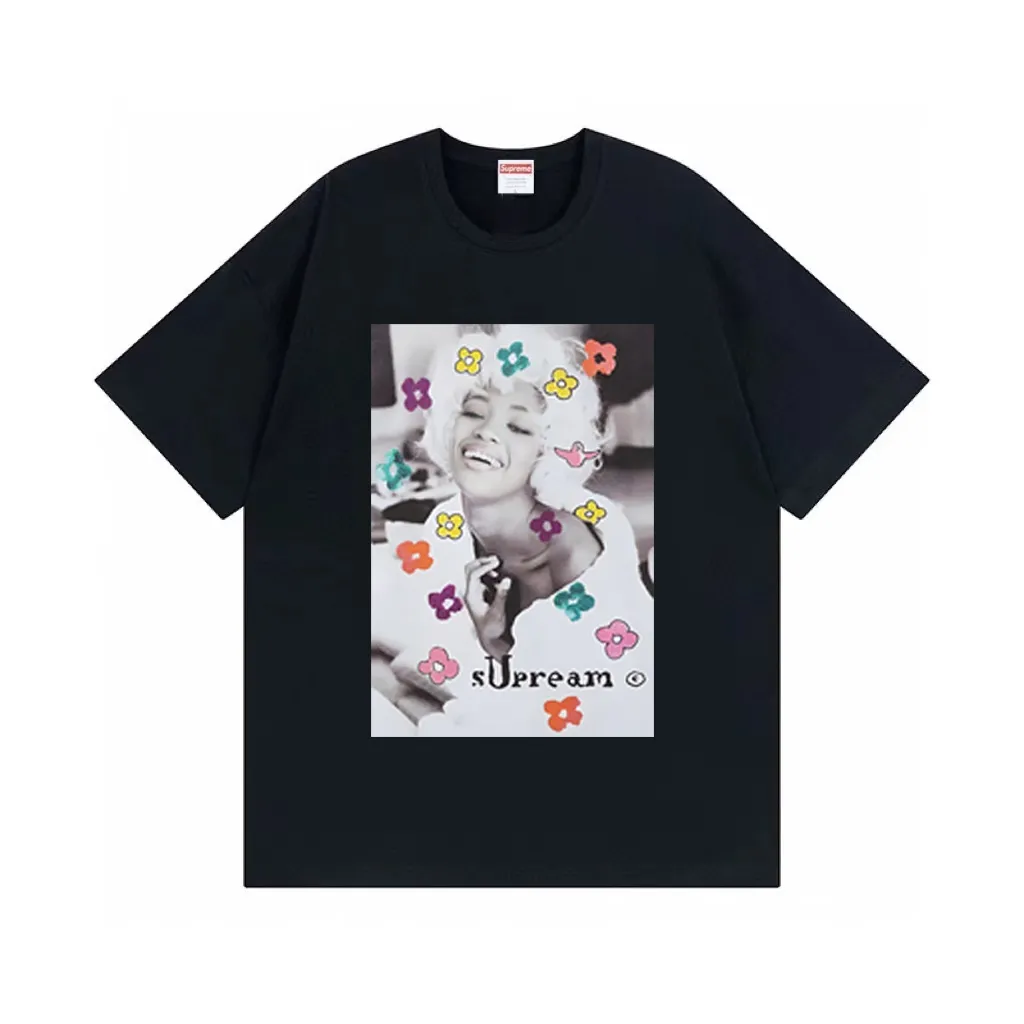 #S108 p110💰 Supreme Week1 Naomi Tee character print, loose fit, made of 260g combed cotton double yarn, all three standards from fabrics to accessories are in compliance with ZP, the slurry printing imported from Matsui Company will never crack, the whole piece adopts three-needle five-thread process (neckline-shoulder seam-sleeve seam double line, looks more three-dimensional and textured) and the same craftsmanship as the original version, classic version Feel free to compare zp. The whole piece adopts three-needle five-thread craftsmanship (neckline-shoulder seam-sleeve seam double thread, which looks more three-dimensional and textured). It has the same craftsmanship as the authentic original version, classic version. Color: white, black, red, yellow, gray, light blue, navy. Size: S M L XL XXL