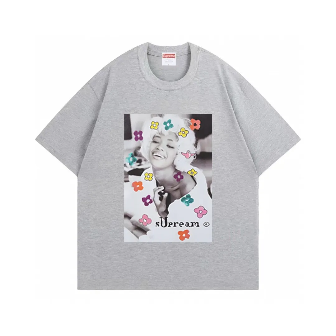 #S108 p110💰 Supreme Week1 Naomi Tee character print, loose fit, made of 260g combed cotton double yarn, all three standards from fabrics to accessories are in compliance with ZP, the slurry printing imported from Matsui Company will never crack, the whole piece adopts three-needle five-thread process (neckline-shoulder seam-sleeve seam double line, looks more three-dimensional and textured) and the same craftsmanship as the original version, classic version Feel free to compare zp. The whole piece adopts three-needle five-thread craftsmanship (neckline-shoulder seam-sleeve seam double thread, which looks more three-dimensional and textured). It has the same craftsmanship as the authentic original version, classic version. Color: white, black, red, yellow, gray, light blue, navy. Size: S M L XL XXL