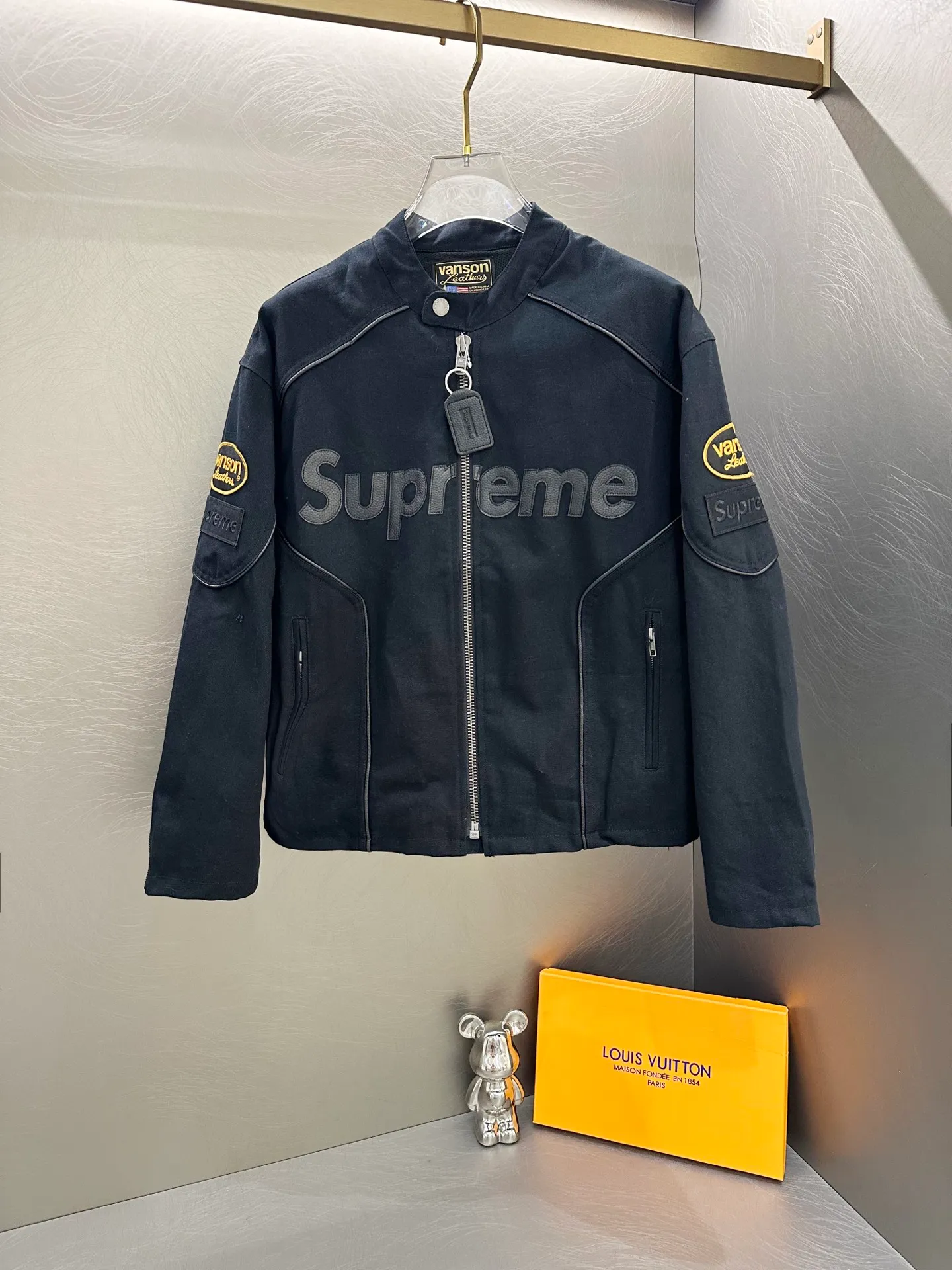 P660 Supreme x Vanson Leathers x Cordura joint model SS25 WEEK13 Cotton Jacket Leather logo appliqué zipper splicing American trendy heavy-duty jacket Same style for men and women Color: Black White Denim Brown Size: S M L 60 61 L 73 138 61 62 XL 75 142 62 63