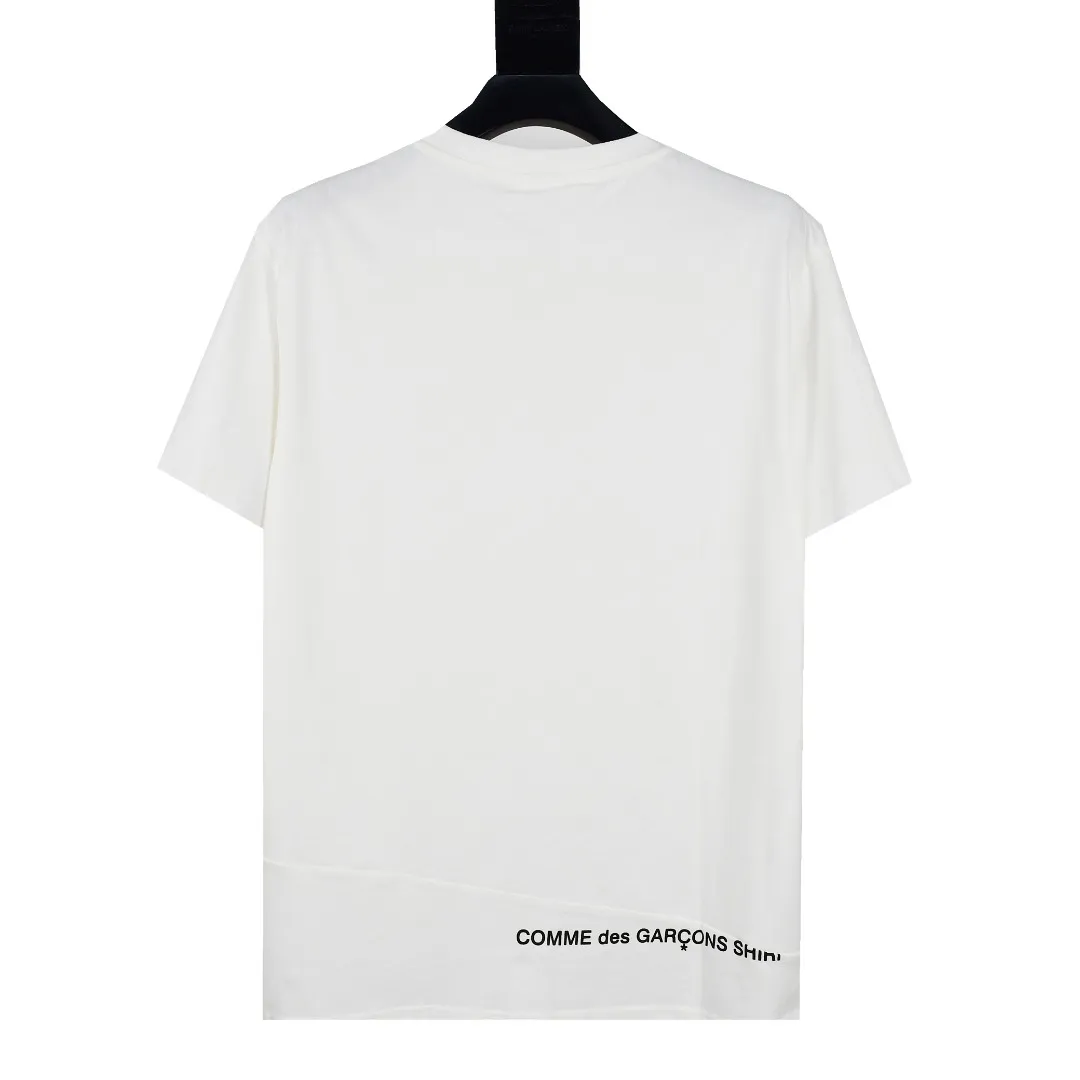 S92💰p130 Top version of Supreme x CDG joint limited edition Split Box Logo dismantling and splicing short-sleeved T-shirt 1. Original size (original multi-piece splicing) The fabrics are all custom-woven and dyed 280g weight 100% cotton 2. Printing uses thermoset ink printing, also known as plastic ink, or self-adhesive ink. Its ingredients are: mainly composed of polyvinyl chloride (PVC) and phthalates. PVC and phthalates, color fixing agents, stabilizers, and thickeners are mixed to form thermoset ink. It is not the digital direct printing promoted on the market. The printing texture of thermoset ink cannot be achieved by digital direct printing. 3. The collar label has a watermark anti-counterfeiting effect. Authentic anti-counterfeiting layer, the version with a high probability of passing, the original packaging picture has a high probability of passing. 4. Comes with original handbag 5. All details are synchronized with ZP to sell in seconds, destroy the world, size: S-XL