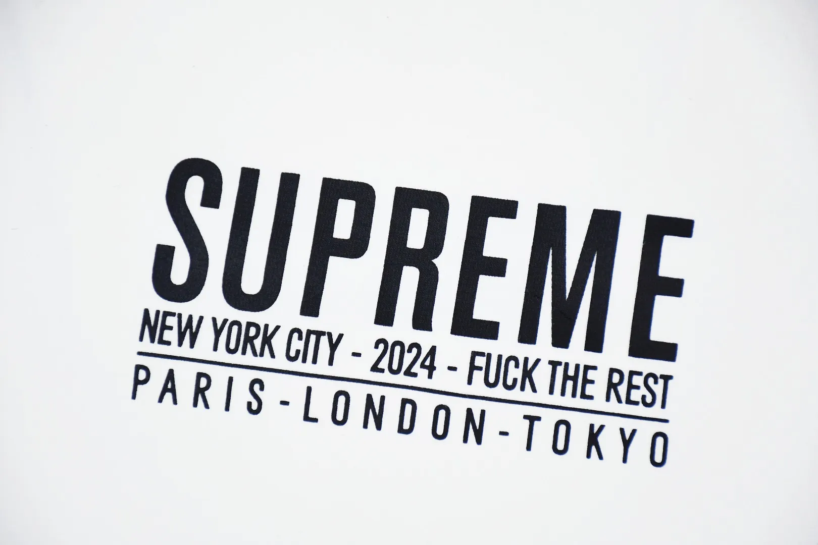 S384💰p136 Top version Supreme 24ss Paris PARIS short-sleeved T-shirt. Refuse to look at pictures to make goods. Refuse to compare wrong versions. Use cylinder seamless process (original process, there are no stitched bones on the side of the clothes, the key point of identification) The fabrics are all custom-woven and dyed, 280g weight, 100% cotton, cylindrical fabric. Cylindrical fabric is a knitted fabric woven with a cylinder loom. The needles are distributed in a cylindrical shape on the fuselage. The gray fabric is a large cylinder, which needs to be opened and shaped before it can be used further. There are no slits on the side of the clothes, so there is no washing label on the side of ordinary short-sleeves. There is only one collar label behind the neck. The printing uses thermosetting ink printing imported from Belgium (different from conventional heat transfer printing), also known as plastic ink, or self-adhesive ink. Its ingredients are: mainly composed of polyvinyl chloride (PVC) and phthalates. PVC and phthalates, solid color The thermosetting ink is composed of a mixture of agents, stabilizers, and thickeners. It is not the digital direct printing marketed on the market. The printing texture of thermosetting ink cannot be achieved by digital direct printing. The collar label has a watermark anti-counterfeiting effect, a real anti-counterfeiting layer, a version with a high probability of passing the inspection, and the original packaging picture has a high probability of passing the test. Size：S-XL