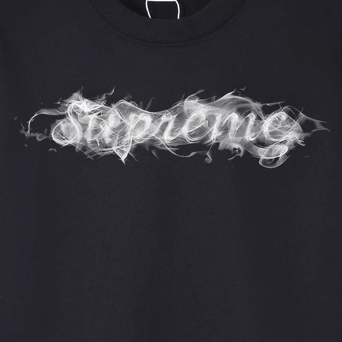 Style No. S1071 #terry p150💰 Velvet 160💰 Supreme Week0 Smoke Tee Smoke Logo smoke ring letters round neck sweatshirt Made of 400 grams of large terry (drop shoulder large version) fabric, soft texture and no pilling Imported environmentally friendly printing glue The pattern is bright and three-dimensional Quality 💥 Unisex style The upper body is trendy Color: black white gray Size: S M L XL XXL