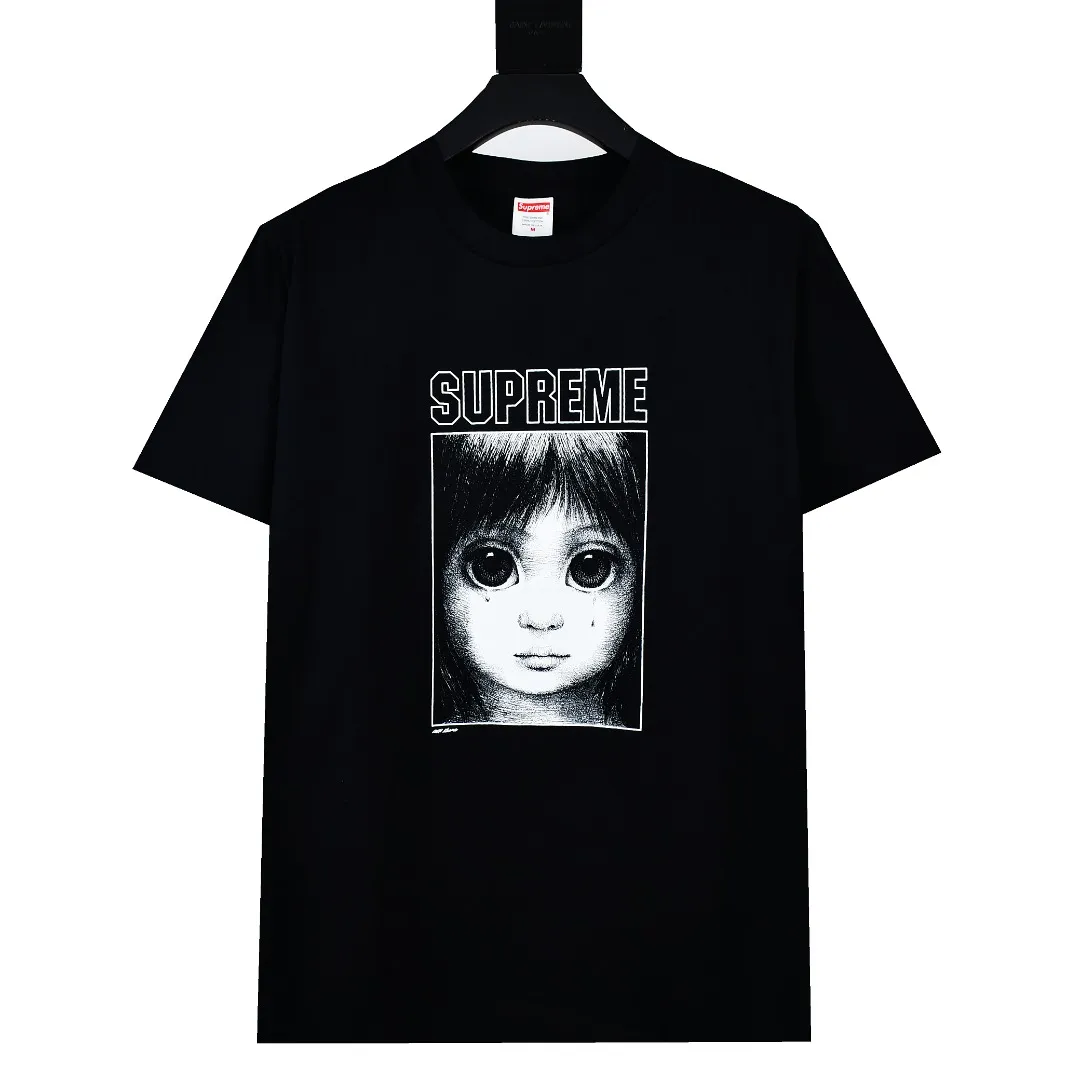 🅿️126 S161 top version Supreme 24ss Margaret Keane Teardrop Tee comic girl short sleeves. Refuse to look at pictures to make products. Refuse to compare with wrong versions. Use cylindrical seamless technology (original technology. There are no stitched bones on the side of the clothes. Key points of identification) The fabrics are all custom-woven and dyed, 280g weight, 100% cotton, cylindrical fabric. Cylindrical fabric is a knitted fabric woven with a cylinder loom. The needles are distributed in a cylindrical shape on the fuselage. The gray fabric is a large cylinder, which needs to be opened and shaped before it can be used further. There are no slits on the side of the clothes, so there is no washing label on the side of ordinary short-sleeves. There is only one collar label behind the neck. The printing uses thermosetting ink printing imported from Belgium (different from conventional thermal transfer printing), also known as plastic ink, or self-adhesive ink. Its ingredients are: mainly composed of polyvinyl chloride (PVC) and phthalates. PVC and phthalates, solid color The thermoset ink is composed of a mixture of agents, stabilizers, and thickeners. It is not the digital direct printing advertised on the market. The printing texture of thermoset ink cannot be achieved by digital direct printing. The collar label has a watermark anti-counterfeiting effect, a real anti-counterfeiting layer, a version with a high probability of passing the inspection, and a high probability of passing the original packaging picture. Size：S-XL