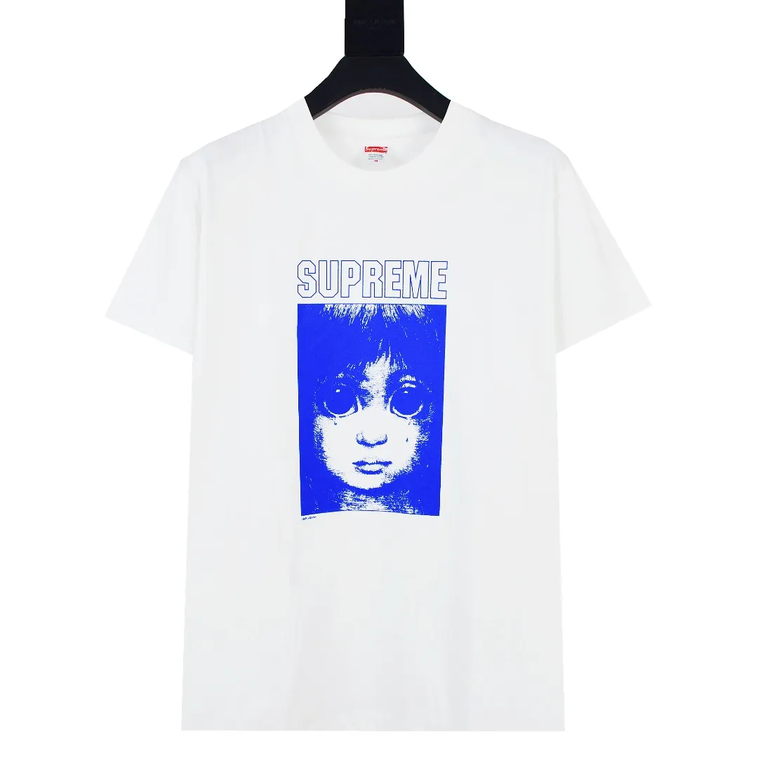 🅿️126 S161 top version Supreme 24ss Margaret Keane Teardrop Tee comic girl short sleeves. Refuse to look at pictures to make products. Refuse to compare with wrong versions. Use cylindrical seamless technology (original technology. There are no stitched bones on the side of the clothes. Key points of identification) The fabrics are all custom-woven and dyed, 280g weight, 100% cotton, cylindrical fabric. Cylindrical fabric is a knitted fabric woven with a cylinder loom. The needles are distributed in a cylindrical shape on the fuselage. The gray fabric is a large cylinder, which needs to be opened and shaped before it can be used further. There are no slits on the side of the clothes, so there is no washing label on the side of ordinary short-sleeves. There is only one collar label behind the neck. The printing uses thermosetting ink printing imported from Belgium (different from conventional thermal transfer printing), also known as plastic ink, or self-adhesive ink. Its ingredients are: mainly composed of polyvinyl chloride (PVC) and phthalates. PVC and phthalates, solid color The thermoset ink is composed of a mixture of agents, stabilizers, and thickeners. It is not the digital direct printing advertised on the market. The printing texture of thermoset ink cannot be achieved by digital direct printing. The collar label has a watermark anti-counterfeiting effect, a real anti-counterfeiting layer, a version with a high probability of passing the inspection, and a high probability of passing the original packaging picture. Size：S-XL