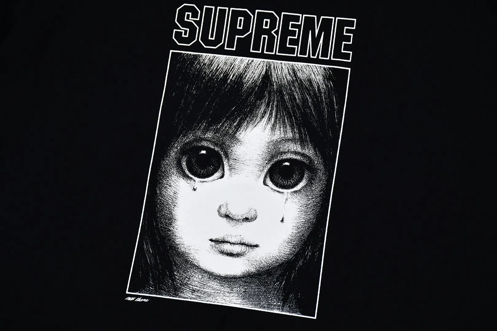 🅿️126 S161 top version Supreme 24ss Margaret Keane Teardrop Tee comic girl short sleeves. Refuse to look at pictures to make products. Refuse to compare with wrong versions. Use cylindrical seamless technology (original technology. There are no stitched bones on the side of the clothes. Key points of identification) The fabrics are all custom-woven and dyed, 280g weight, 100% cotton, cylindrical fabric. Cylindrical fabric is a knitted fabric woven with a cylinder loom. The needles are distributed in a cylindrical shape on the fuselage. The gray fabric is a large cylinder, which needs to be opened and shaped before it can be used further. There are no slits on the side of the clothes, so there is no washing label on the side of ordinary short-sleeves. There is only one collar label behind the neck. The printing uses thermosetting ink printing imported from Belgium (different from conventional thermal transfer printing), also known as plastic ink, or self-adhesive ink. Its ingredients are: mainly composed of polyvinyl chloride (PVC) and phthalates. PVC and phthalates, solid color The thermoset ink is composed of a mixture of agents, stabilizers, and thickeners. It is not the digital direct printing advertised on the market. The printing texture of thermoset ink cannot be achieved by digital direct printing. The collar label has a watermark anti-counterfeiting effect, a real anti-counterfeiting layer, a version with a high probability of passing the inspection, and a high probability of passing the original packaging picture. Size：S-XL
