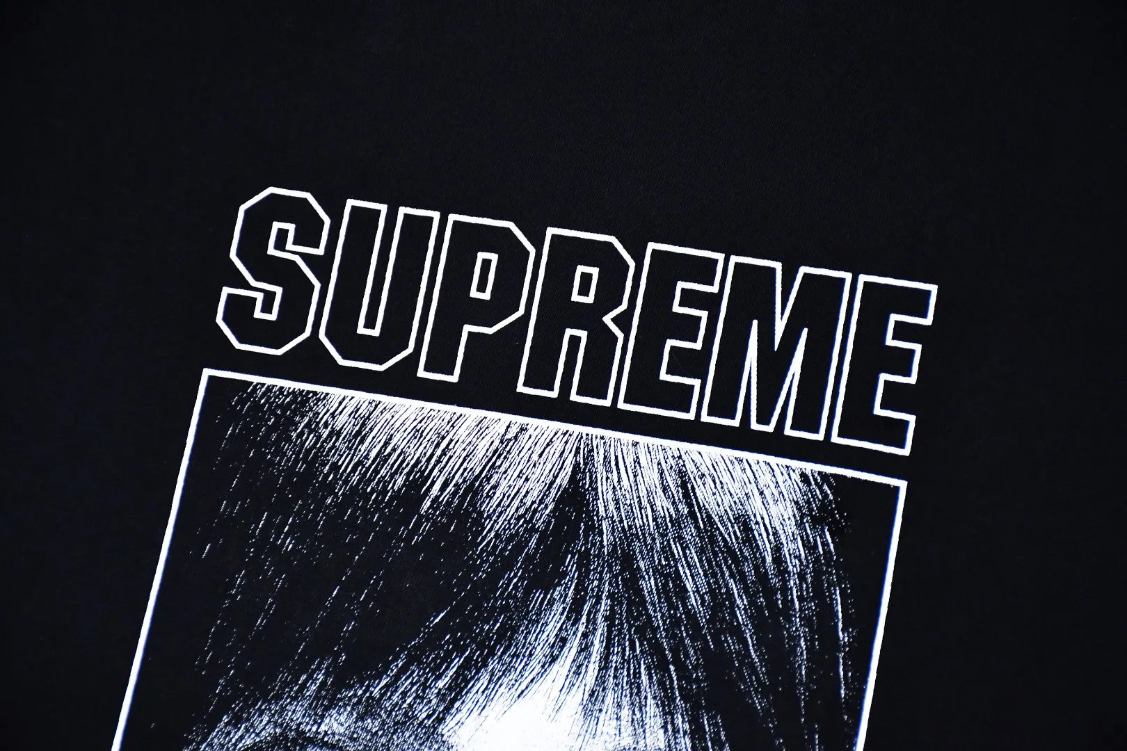 🅿️126 S161 top version Supreme 24ss Margaret Keane Teardrop Tee comic girl short sleeves. Refuse to look at pictures to make products. Refuse to compare with wrong versions. Use cylindrical seamless technology (original technology. There are no stitched bones on the side of the clothes. Key points of identification) The fabrics are all custom-woven and dyed, 280g weight, 100% cotton, cylindrical fabric. Cylindrical fabric is a knitted fabric woven with a cylinder loom. The needles are distributed in a cylindrical shape on the fuselage. The gray fabric is a large cylinder, which needs to be opened and shaped before it can be used further. There are no slits on the side of the clothes, so there is no washing label on the side of ordinary short-sleeves. There is only one collar label behind the neck. The printing uses thermosetting ink printing imported from Belgium (different from conventional thermal transfer printing), also known as plastic ink, or self-adhesive ink. Its ingredients are: mainly composed of polyvinyl chloride (PVC) and phthalates. PVC and phthalates, solid color The thermoset ink is composed of a mixture of agents, stabilizers, and thickeners. It is not the digital direct printing advertised on the market. The printing texture of thermoset ink cannot be achieved by digital direct printing. The collar label has a watermark anti-counterfeiting effect, a real anti-counterfeiting layer, a version with a high probability of passing the inspection, and a high probability of passing the original packaging picture. Size：S-XL