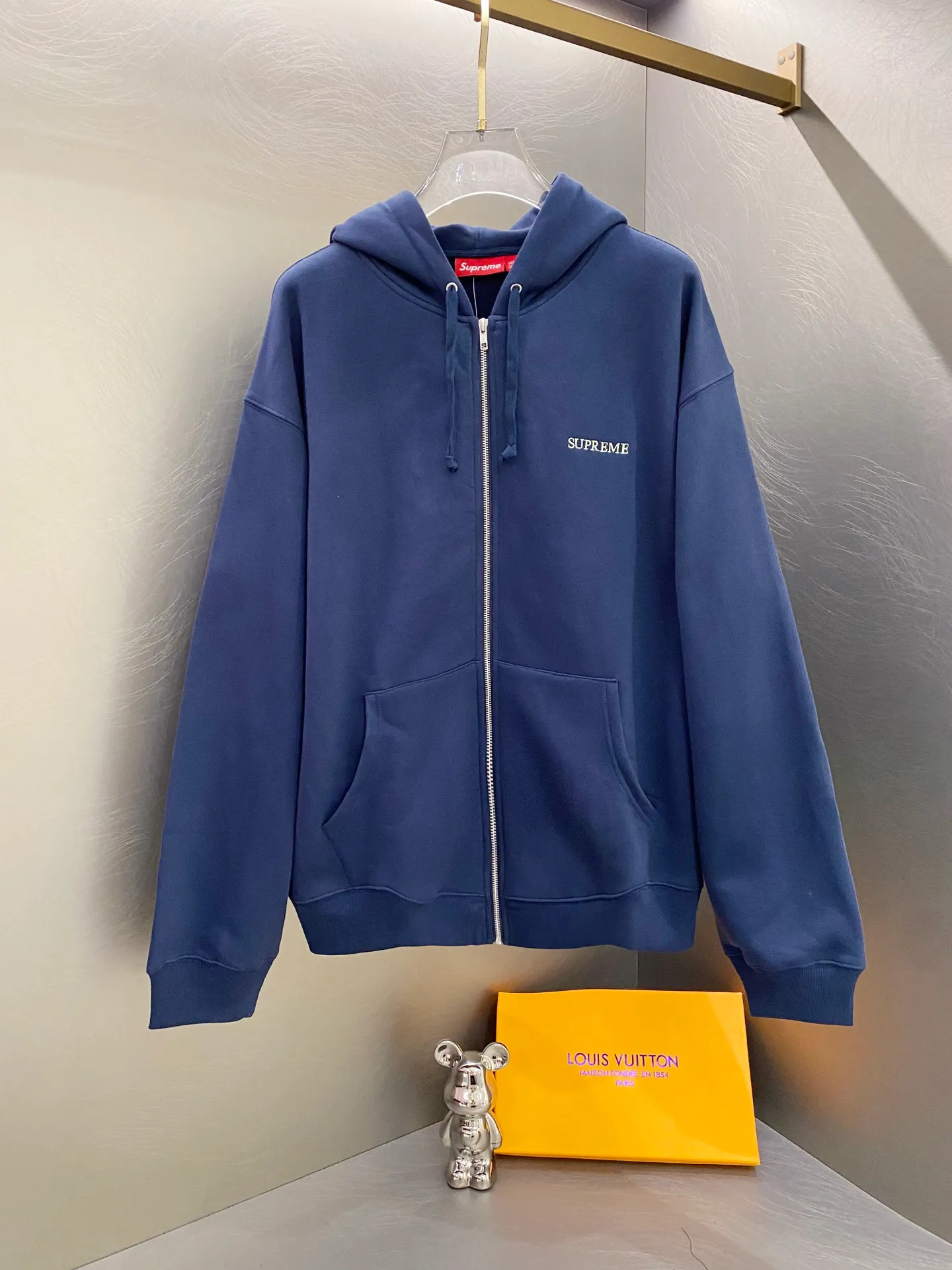 P400 Supreme FW25 FW25 IDGAF Zip Up Hooded Sweatshirt Cuffs embroidered logo zipper hooded sweatshirt, same style for men and women. Model number: KR09. A very personalized sweatshirt. 400g heavyweight cotton brushed fabric. Washed and dyed. The navy blue embroidery is luminous. It is consistent with YB and can be luminous. Very cool. Ykk original zipper. Behringer embroidery machine. Fine and beautiful embroidery, thin velvet lining, skin-friendly and comfortable feel, loose fit Color: Black, Pink, Navy Size: S M L XL
