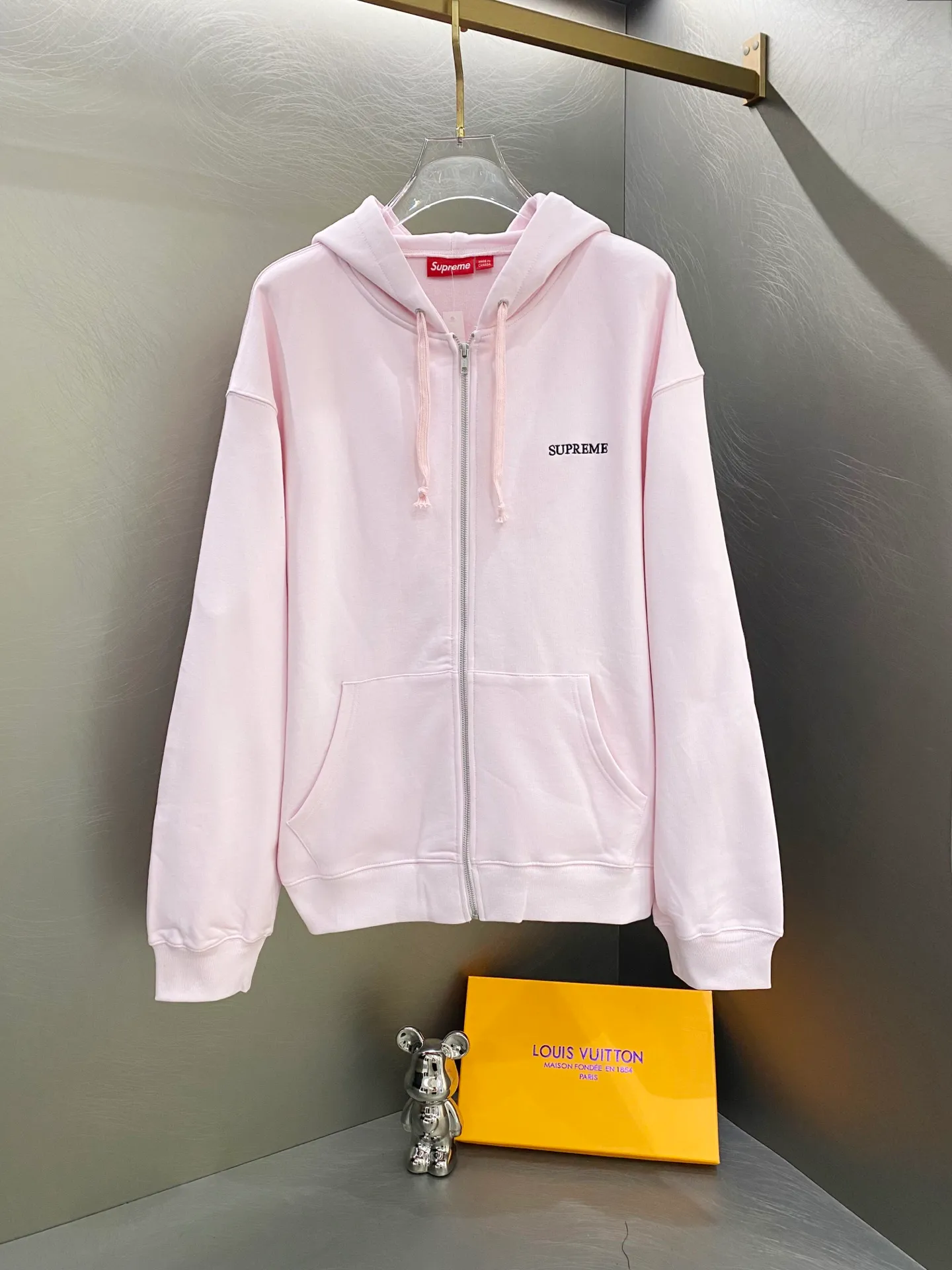 P400 Supreme FW25 FW25 IDGAF Zip Up Hooded Sweatshirt Cuffs embroidered logo zipper hooded sweatshirt, same style for men and women. Model number: KR09. A very personalized sweatshirt. 400g heavyweight cotton brushed fabric. Washed and dyed. The navy blue embroidery is luminous. It is consistent with YB and can be luminous. Very cool. Ykk original zipper. Behringer embroidery machine. Fine and beautiful embroidery, thin velvet lining, skin-friendly and comfortable feel, loose fit Color: Black, Pink, Navy Size: S M L XL