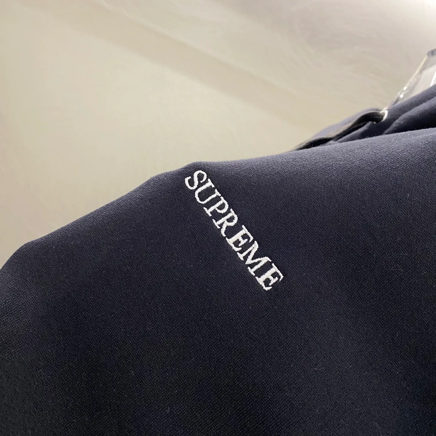 P400 Supreme FW25 FW25 IDGAF Zip Up Hooded Sweatshirt Cuffs embroidered logo zipper hooded sweatshirt, same style for men and women. Model number: KR09. A very personalized sweatshirt. 400g heavyweight cotton brushed fabric. Washed and dyed. The navy blue embroidery is luminous. It is consistent with YB and can be luminous. Very cool. Ykk original zipper. Behringer embroidery machine. Fine and beautiful embroidery, thin velvet lining, skin-friendly and comfortable feel, loose fit Color: Black, Pink, Navy Size: S M L XL