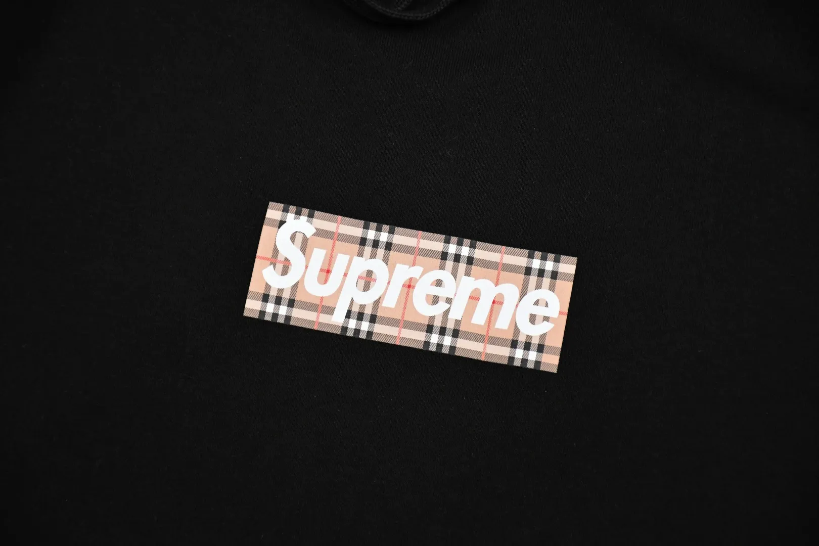 S452💰p320 Top version Supreme 22ss Week3 x Burberry joint Burberry BOX LOGO HOODED Sweatshirt hooded sweatshirt. For those of us who focus on top Sup products, this sweatshirt is naturally available. ZP testing, custom weaving and dyeing, pure cotton 450G fleece main fabric, horizontal cutting, side stitching 520G 2X2 thread Printing uses thermoset ink printing, also known as plastic ink, or self-adhesive ink. Its ingredients are: mainly composed of polyvinyl chloride (PVC) and phthalates. PVC and phthalates, color fixing agents, stabilizers, and thickeners are mixed to form thermoset ink. It is not the digital direct printing advertised on the market. The printing texture of thermoset ink is something that cannot be achieved by digital direct printing. Customized ZP co-branding Main label/wash label/hangtag/packaging bag (equipped with extra-large thickened handbag) There is a high probability of passing the inspection version. If you put the original packaging picture together, there is a high chance that it will pass. Size: S-XL