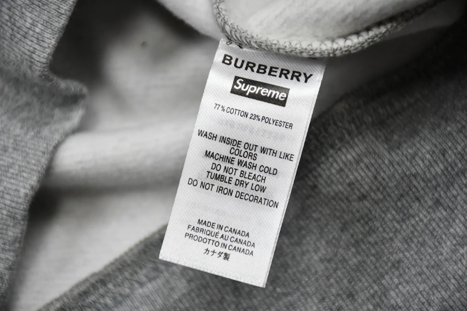S452💰p320 Top version Supreme 22ss Week3 x Burberry joint Burberry BOX LOGO HOODED Sweatshirt hooded sweatshirt. For those of us who focus on top Sup products, this sweatshirt is naturally available. ZP testing, custom weaving and dyeing, pure cotton 450G fleece main fabric, horizontal cutting, side stitching 520G 2X2 thread Printing uses thermoset ink printing, also known as plastic ink, or self-adhesive ink. Its ingredients are: mainly composed of polyvinyl chloride (PVC) and phthalates. PVC and phthalates, color fixing agents, stabilizers, and thickeners are mixed to form thermoset ink. It is not the digital direct printing advertised on the market. The printing texture of thermoset ink is something that cannot be achieved by digital direct printing. Customized ZP co-branding Main label/wash label/hangtag/packaging bag (equipped with extra-large thickened handbag) There is a high probability of passing the inspection version. If you put the original packaging picture together, there is a high chance that it will pass. Size: S-XL
