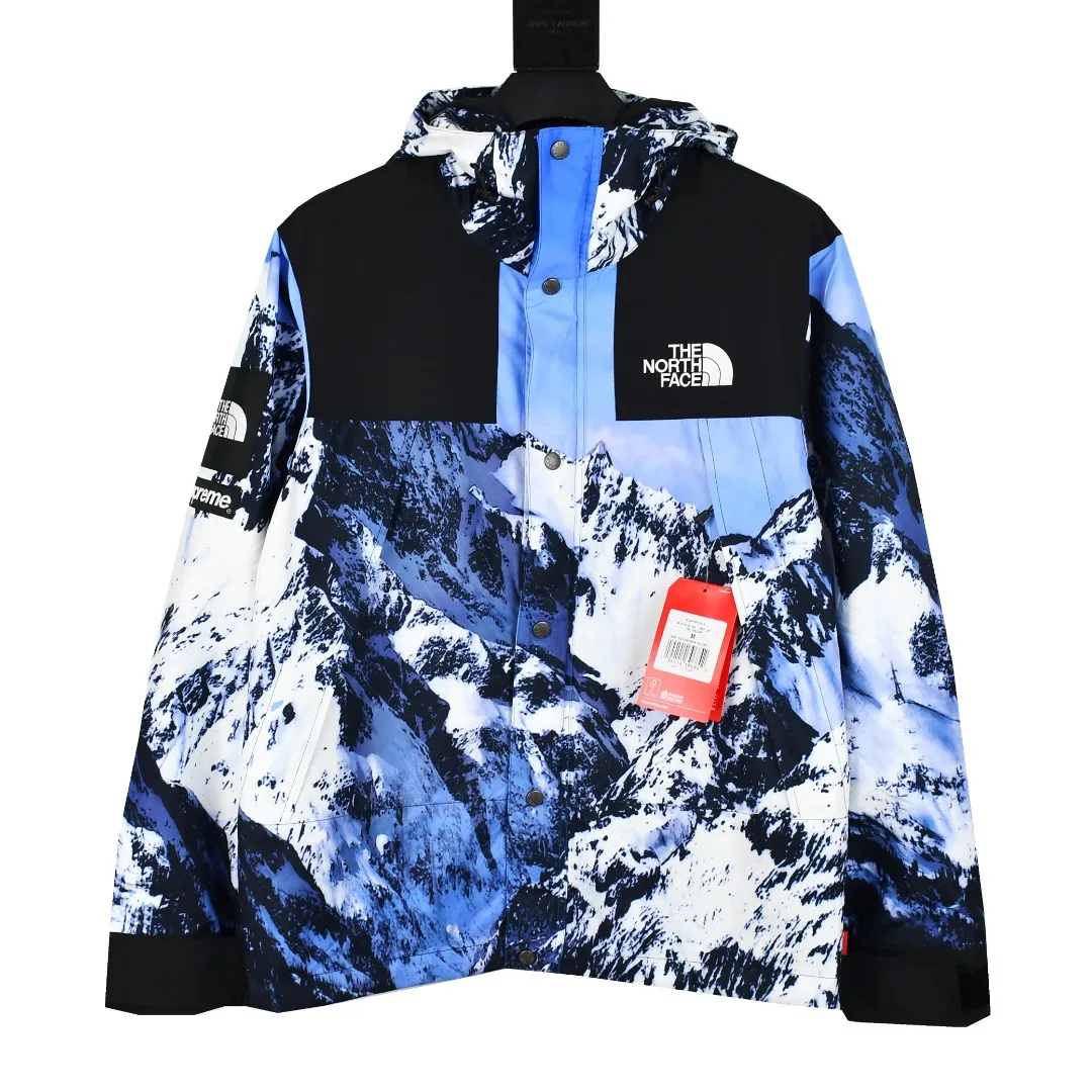 🅿️720 MX05 MAX/Top version Exclusive quality on the entire network ZP player designated version Supreme The North Face co-branded 17Fw MountainParka North Snow Mountain Jacket Original factory customized windproof and waterproof fabric (waterproof + anti-water repellent process Attention! Waterproof and anti-water repellent are two concepts. This fabric is compatible with both processes) Original TNF embroidery data Purchase YB embroidery script files (i.e., embroidery machine operation script data) at a high price from domestic TNF foundries to achieve the original effect (because the foundry has to avoid some risks and cannot directly process it in the foundry). You can only find another embroidery machine of the same model (Behringer BEKS-Y924 embroidery machine) and operate it on the machine to achieve exactly the same effect. There are a total of 8 YKK zippers, and the eight are divided into three different types of zippers/sliders, including placket, one No. 5 resin zipper, outer pockets and sleeves, four No. 3 resin zippers, three reverse-pull metal zippers inside, hidden zippers on both sides of the pockets and sleeves. Professional grade waterproof coating fabric, full body laminated professional waterproof coating, first-class waterproof effect, built-in thin velvet, excellent warmth and wind protection, and perfect breathability. Polyamide fiber component dispersed fuel printing red After the outer screen positioning and digital printing, the pieces were cut. More than 20 plates were opened, and the printing was cut and printed by size. Each size and each part required workers to cut according to the pattern. It was time-consuming and labor-intensive, and the labor cost was extremely high. Four-color inks were imported from Belgium. Automatic recognition, a total of four sizes, the whole snow mountain of the dress is complete, all counter-sewing, meticulous, embroidered R letter with elephant legs, the embroidery is more full and delicate, the embroidery details are perfect, accessories, laser markings, etc. are all available Size: S-XXL (YB size)