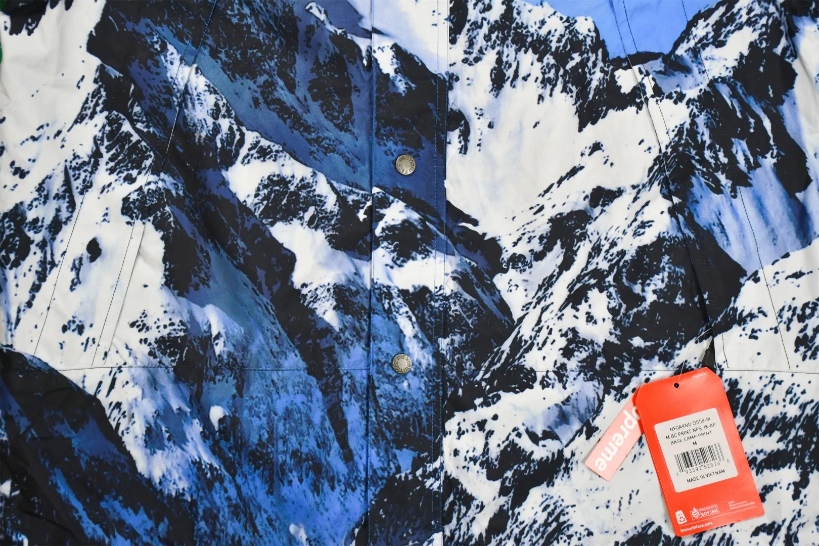 🅿️720 MX05 MAX/Top version Exclusive quality on the entire network ZP player designated version Supreme The North Face co-branded 17Fw MountainParka North Snow Mountain Jacket Original factory customized windproof and waterproof fabric (waterproof + anti-water repellent process Attention! Waterproof and anti-water repellent are two concepts. This fabric is compatible with both processes) Original TNF embroidery data Purchase YB embroidery script files (i.e., embroidery machine operation script data) at a high price from domestic TNF foundries to achieve the original effect (because the foundry has to avoid some risks and cannot directly process it in the foundry). You can only find another embroidery machine of the same model (Behringer BEKS-Y924 embroidery machine) and operate it on the machine to achieve exactly the same effect. There are a total of 8 YKK zippers, and the eight are divided into three different types of zippers/sliders, including placket, one No. 5 resin zipper, outer pockets and sleeves, four No. 3 resin zippers, three reverse-pull metal zippers inside, hidden zippers on both sides of the pockets and sleeves. Professional grade waterproof coating fabric, full body laminated professional waterproof coating, first-class waterproof effect, built-in thin velvet, excellent warmth and wind protection, and perfect breathability. Polyamide fiber component dispersed fuel printing red After the outer screen positioning and digital printing, the pieces were cut. More than 20 plates were opened, and the printing was cut and printed by size. Each size and each part required workers to cut according to the pattern. It was time-consuming and labor-intensive, and the labor cost was extremely high. Four-color inks were imported from Belgium. Automatic recognition, a total of four sizes, the whole snow mountain of the dress is complete, all counter-sewing, meticulous, embroidered R letter with elephant legs, the embroidery is more full and delicate, the embroidery details are perfect, accessories, laser markings, etc. are all available Size: S-XXL (YB size)