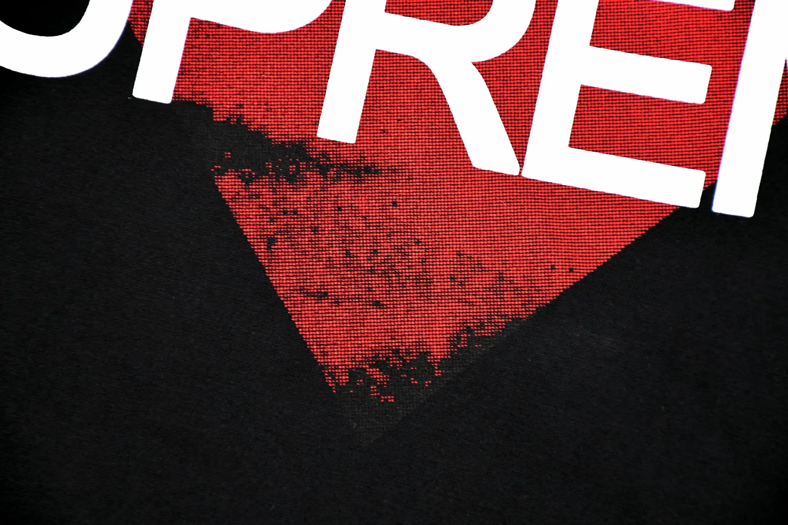 S426💰P150 Top version Supreme 25ss Announcing love logo printed short-sleeved T-shirt. Refuse to look at pictures to make products. Refuse to compare wrong versions. Use cylindrical seamless process (original process, there is no stitching bone on the side of the clothes, identification key point) The fabrics are all custom-woven and dyed, 280g weight, 100% cotton, cylindrical fabric. Cylindrical fabric is a knitted fabric woven with a cylinder loom. The needles are distributed in a cylindrical shape on the fuselage. The gray fabric is a large cylinder, which needs to be opened and shaped before it can be used further. There are no slits on the side of the clothes, so there is no washing label on the side of ordinary short-sleeves. There is only one collar label behind the neck. The printing uses heat-setting ink printing imported from Belgium (different from conventional heat transfer printing on the market), also known as plastic ink, or self-adhesive ink. Its ingredients: mainly composed of polyvinyl chloride (PVC) and phthalates, including PVC, phthalates, and color fixing agents. , stabilizer, and thickener are mixed to form thermoset ink, which is not the digital direct printing marketed on the market. The printing texture of thermoset ink cannot be achieved by digital direct printing. The new triple collar label has a watermark anti-counterfeiting effect, real anti-counterfeiting layer, and has a high probability of passing the approved version. The original packaging picture has a high probability of passing Size：S-XL