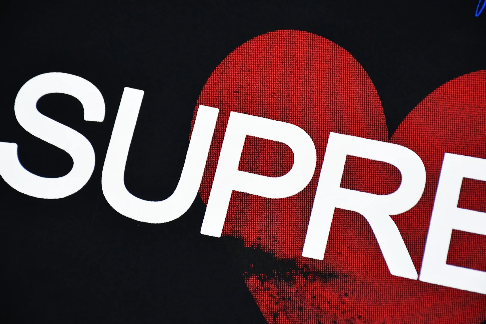 S426💰P150 Top version Supreme 25ss Announcing love logo printed short-sleeved T-shirt. Refuse to look at pictures to make products. Refuse to compare wrong versions. Use cylindrical seamless process (original process, there is no stitching bone on the side of the clothes, identification key point) The fabrics are all custom-woven and dyed, 280g weight, 100% cotton, cylindrical fabric. Cylindrical fabric is a knitted fabric woven with a cylinder loom. The needles are distributed in a cylindrical shape on the fuselage. The gray fabric is a large cylinder, which needs to be opened and shaped before it can be used further. There are no slits on the side of the clothes, so there is no washing label on the side of ordinary short-sleeves. There is only one collar label behind the neck. The printing uses heat-setting ink printing imported from Belgium (different from conventional heat transfer printing on the market), also known as plastic ink, or self-adhesive ink. Its ingredients: mainly composed of polyvinyl chloride (PVC) and phthalates, including PVC, phthalates, and color fixing agents. , stabilizer, and thickener are mixed to form thermoset ink, which is not the digital direct printing marketed on the market. The printing texture of thermoset ink cannot be achieved by digital direct printing. The new triple collar label has a watermark anti-counterfeiting effect, real anti-counterfeiting layer, and has a high probability of passing the approved version. The original packaging picture has a high probability of passing Size：S-XL