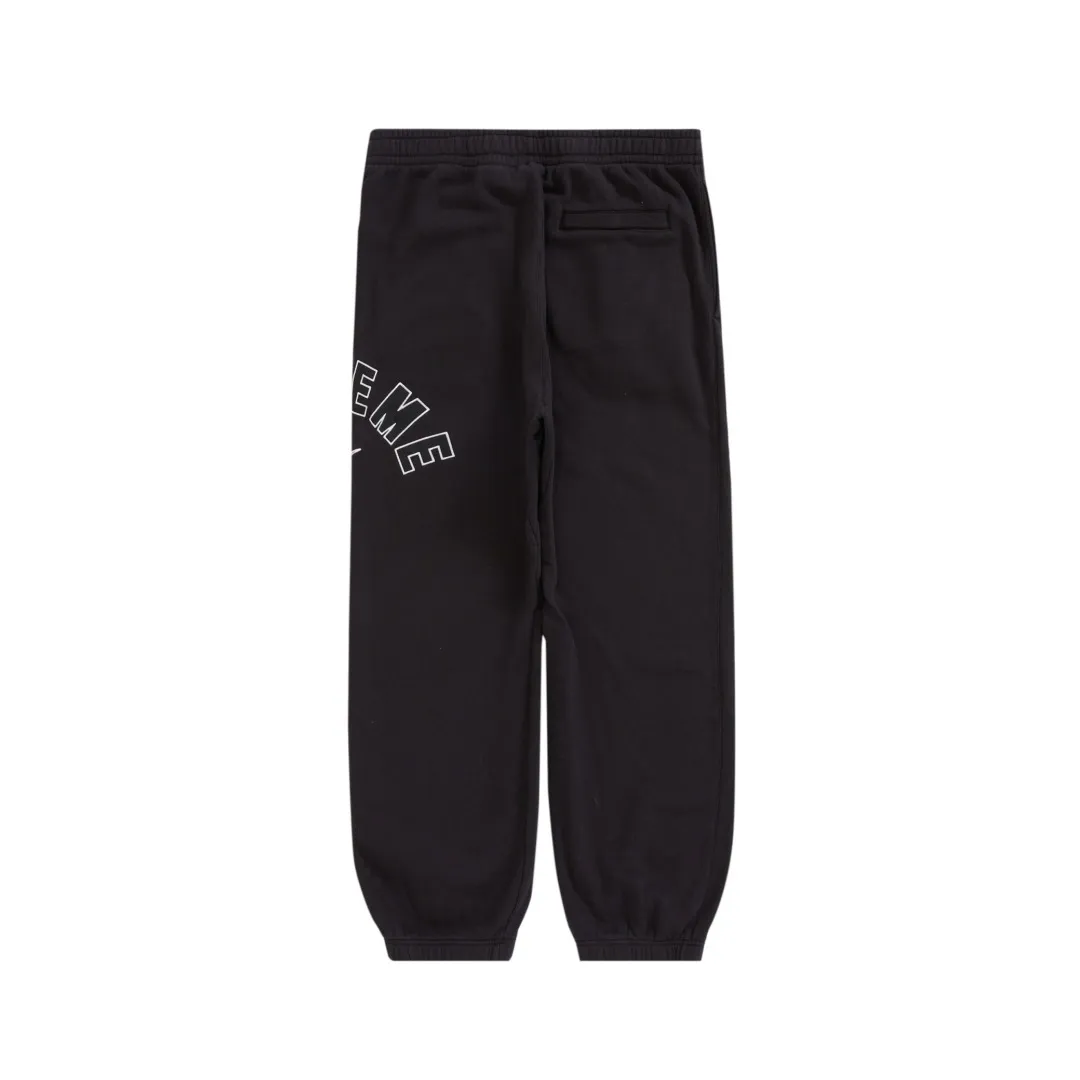 🅿️270 S235 top version Supreme Nike Arc Sweatpant co-branded embroidered logo fleece sweatpants. For those of us who focus on top Supreme, this style of sweatpants is naturally available. ZP purchase and pattern making operation 1. Fabric: ZP testing, custom weaving and dyeing, pure cotton 430G plus velvet main fabric, horizontal cutting 2. Embroidery: embroidery equipment Used Behringer BEKS-Y924 machine (a level higher than Tajima embroidery machine) embroidery thickness, saturation and size are all ZP consistent. 3. Sewing process: Four needles and six threads boneless splicing technology are used in twelve places of the whole garment. Processed by a senior foreign trade factory (cannot be done by ordinary factories) 4. Customized ZP main label/wash water label/tag/packaging bag (equipped with extra large thickened handbag) Color: black/grey Size: S/M/L/XL