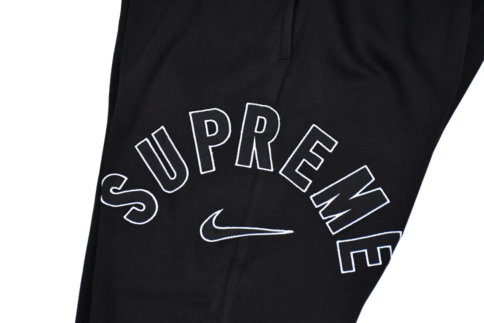 🅿️270 S235 top version Supreme Nike Arc Sweatpant co-branded embroidered logo fleece sweatpants. For those of us who focus on top Supreme, this style of sweatpants is naturally available. ZP purchase and pattern making operation 1. Fabric: ZP testing, custom weaving and dyeing, pure cotton 430G plus velvet main fabric, horizontal cutting 2. Embroidery: embroidery equipment Used Behringer BEKS-Y924 machine (a level higher than Tajima embroidery machine) embroidery thickness, saturation and size are all ZP consistent. 3. Sewing process: Four needles and six threads boneless splicing technology are used in twelve places of the whole garment. Processed by a senior foreign trade factory (cannot be done by ordinary factories) 4. Customized ZP main label/wash water label/tag/packaging bag (equipped with extra large thickened handbag) Color: black/grey Size: S/M/L/XL