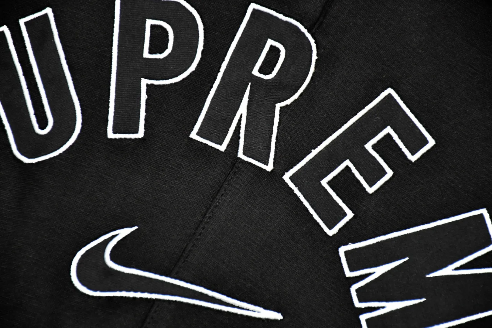 🅿️270 S235 top version Supreme Nike Arc Sweatpant co-branded embroidered logo fleece sweatpants. For those of us who focus on top Supreme, this style of sweatpants is naturally available. ZP purchase and pattern making operation 1. Fabric: ZP testing, custom weaving and dyeing, pure cotton 430G plus velvet main fabric, horizontal cutting 2. Embroidery: embroidery equipment Used Behringer BEKS-Y924 machine (a level higher than Tajima embroidery machine) embroidery thickness, saturation and size are all ZP consistent. 3. Sewing process: Four needles and six threads boneless splicing technology are used in twelve places of the whole garment. Processed by a senior foreign trade factory (cannot be done by ordinary factories) 4. Customized ZP main label/wash water label/tag/packaging bag (equipped with extra large thickened handbag) Color: black/grey Size: S/M/L/XL