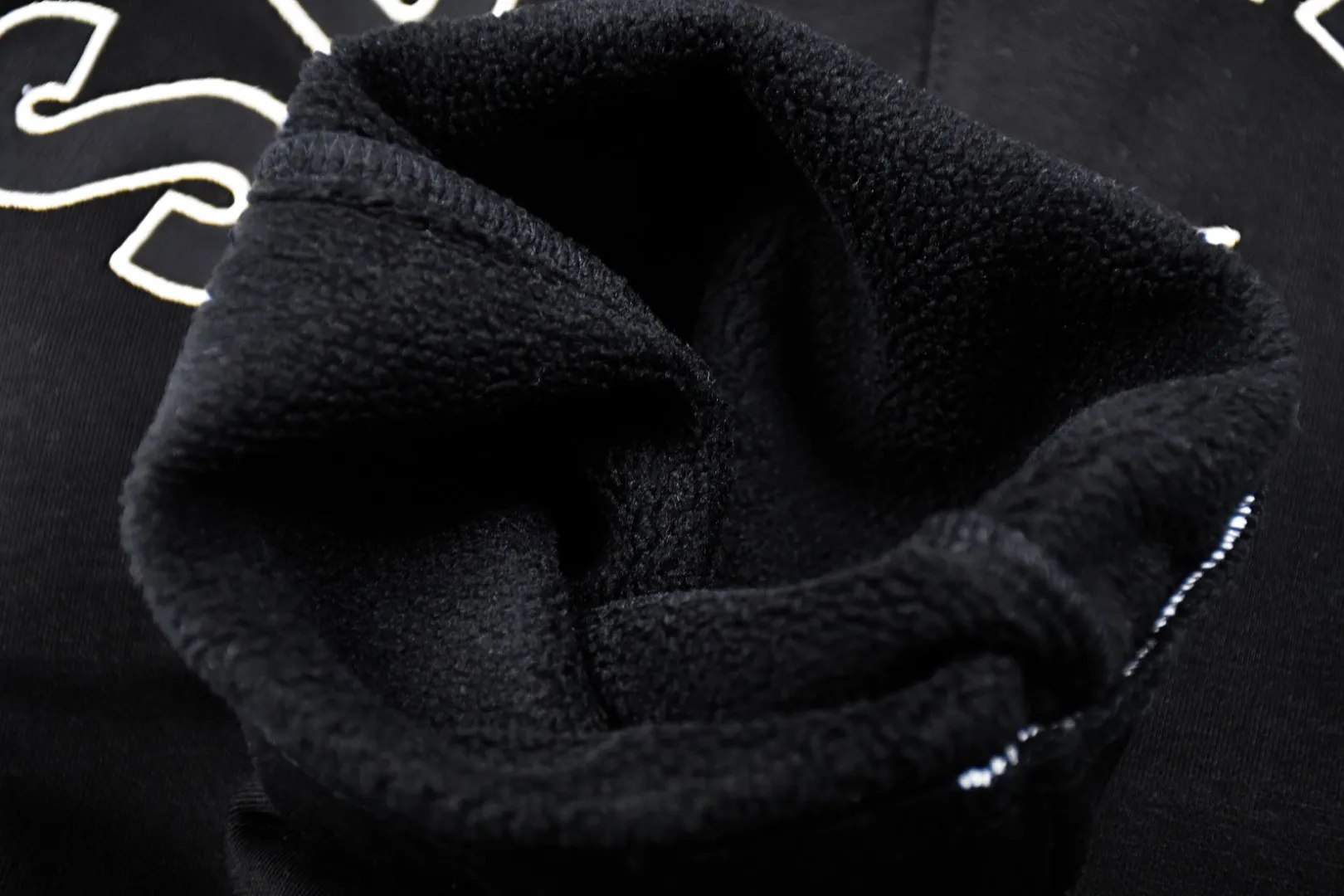🅿️270 S235 top version Supreme Nike Arc Sweatpant co-branded embroidered logo fleece sweatpants. For those of us who focus on top Supreme, this style of sweatpants is naturally available. ZP purchase and pattern making operation 1. Fabric: ZP testing, custom weaving and dyeing, pure cotton 430G plus velvet main fabric, horizontal cutting 2. Embroidery: embroidery equipment Used Behringer BEKS-Y924 machine (a level higher than Tajima embroidery machine) embroidery thickness, saturation and size are all ZP consistent. 3. Sewing process: Four needles and six threads boneless splicing technology are used in twelve places of the whole garment. Processed by a senior foreign trade factory (cannot be done by ordinary factories) 4. Customized ZP main label/wash water label/tag/packaging bag (equipped with extra large thickened handbag) Color: black/grey Size: S/M/L/XL